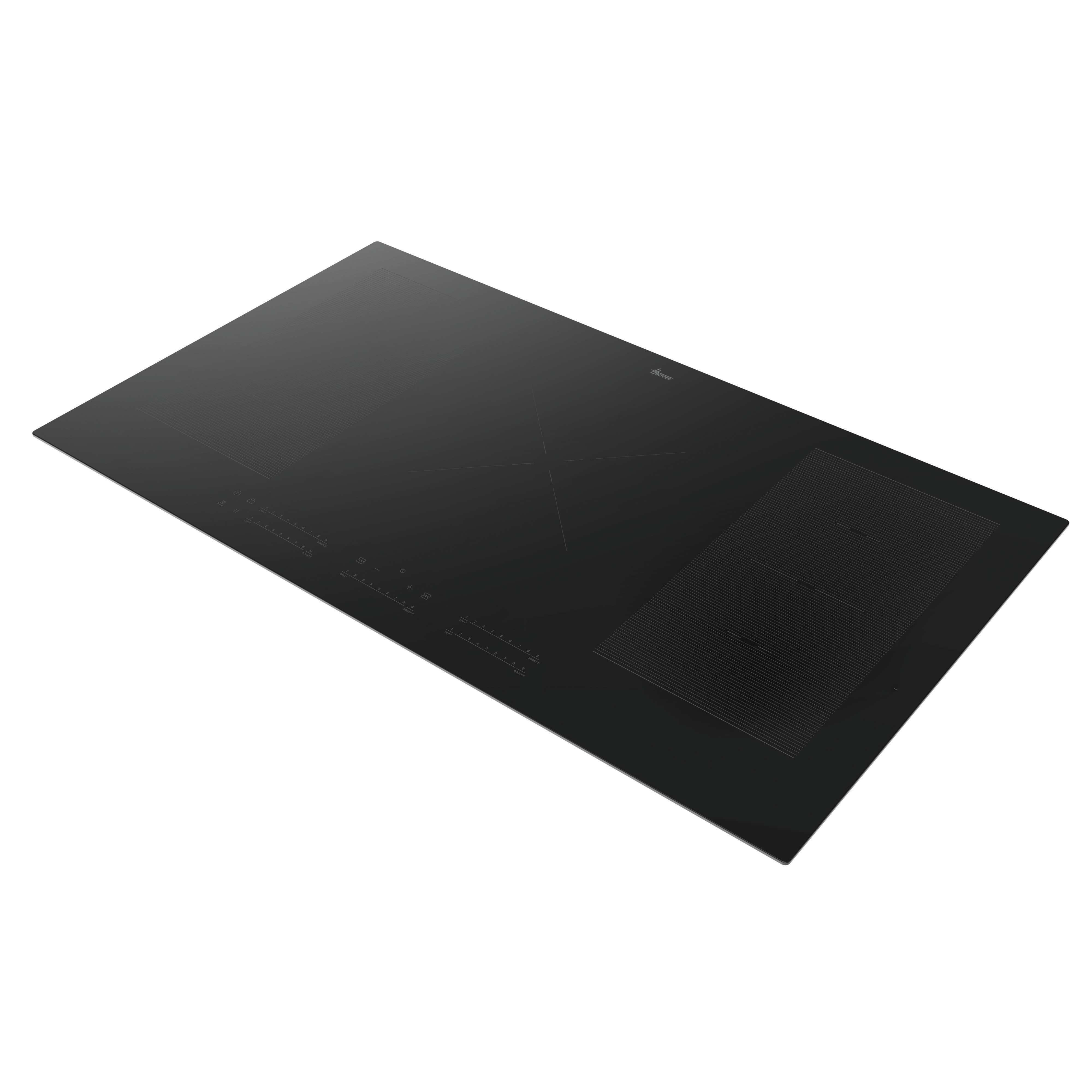 Piano cottura a induzione nero su una superficie bianca. Ha comandi touch e due zone cottura rettangolari.