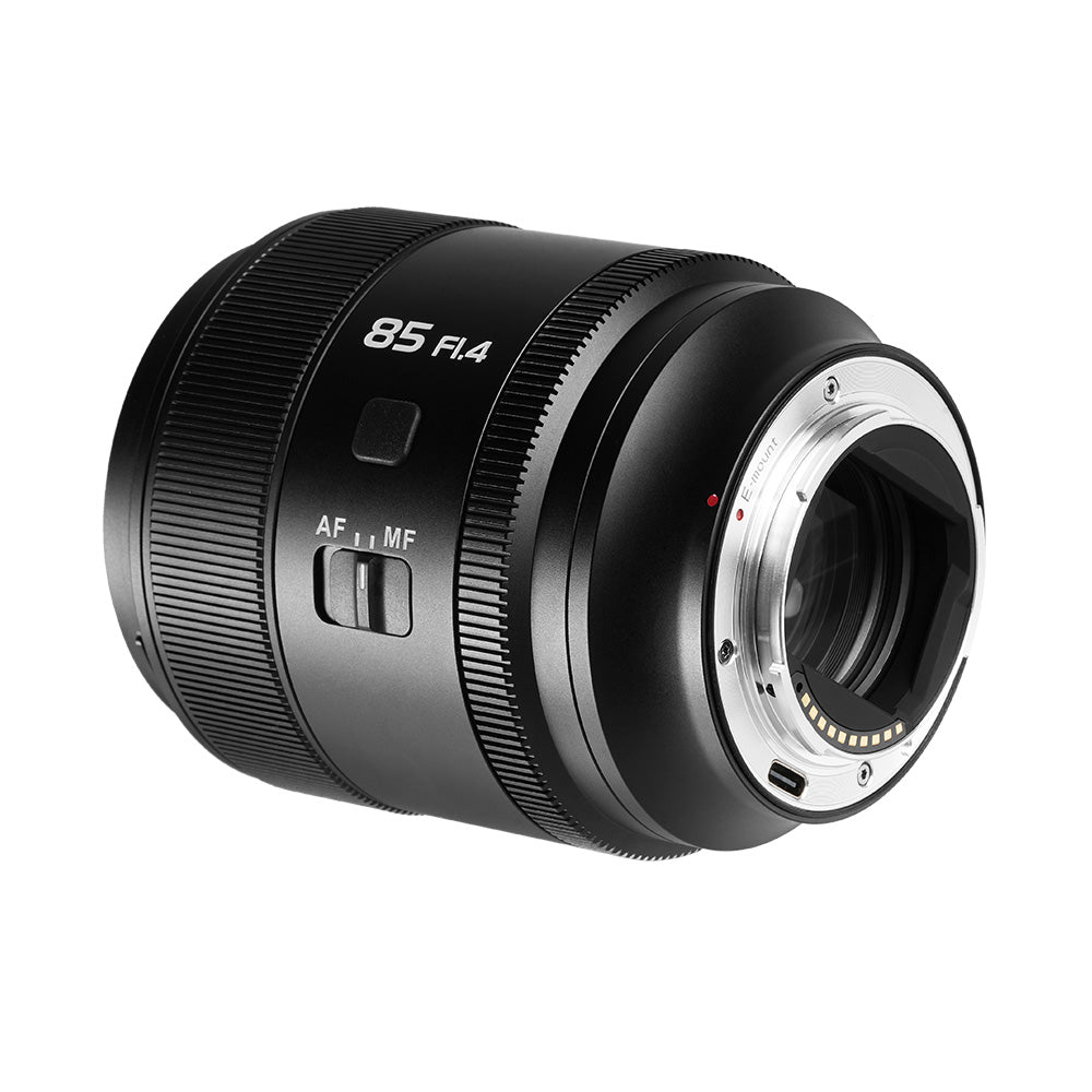 Schwarzes Kameraobjektiv mit Text "85 F1.4", mit Fokusschalter und silbernem Anschluss.