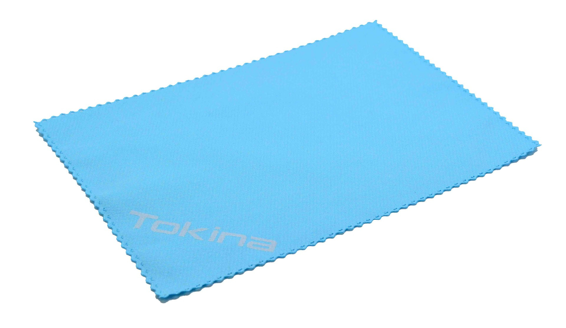 Jasnoniebieska ściereczka do obiektywu Tokina leży płasko, widoczna nazwa marki.