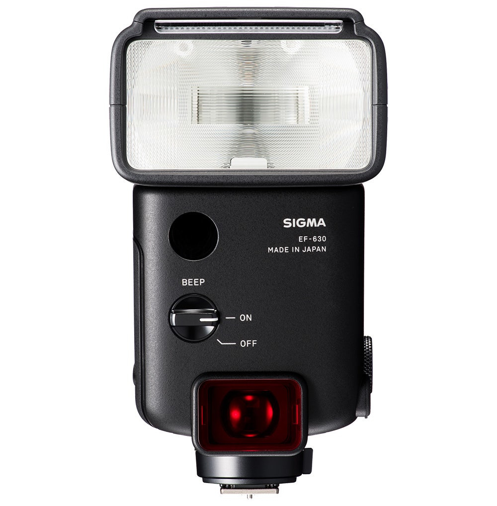 Flash Sigma EF-630 nero. Il flash ha una superficie riflettente e pulsanti di controllo. Ha un interruttore on/off.