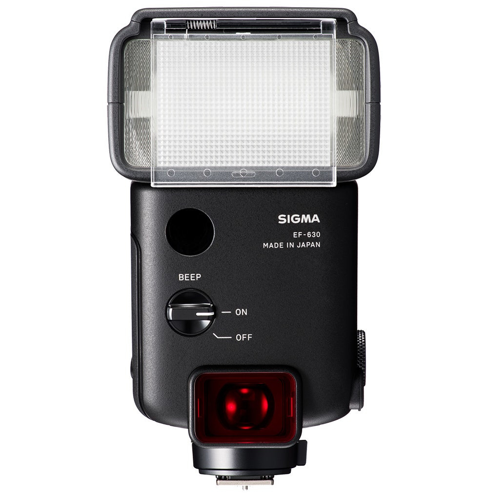 Flash Sigma EF-630 nero. Il flash ha una superficie riflettente e pulsanti di controllo. Ha un interruttore on/off.