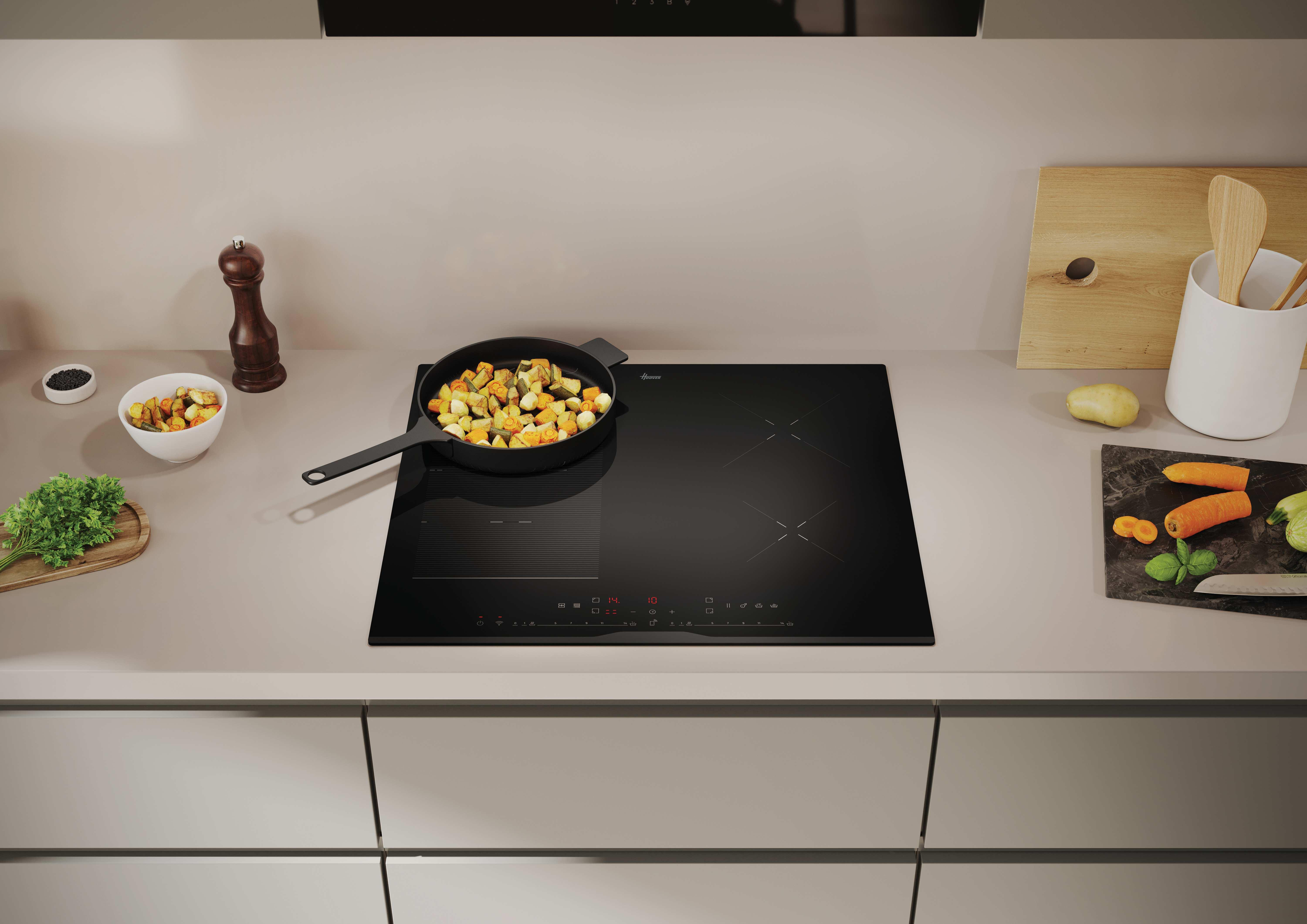 Una scena di cucina con cibo che cuoce su un piano cottura nero e un piano di lavoro chiaro.