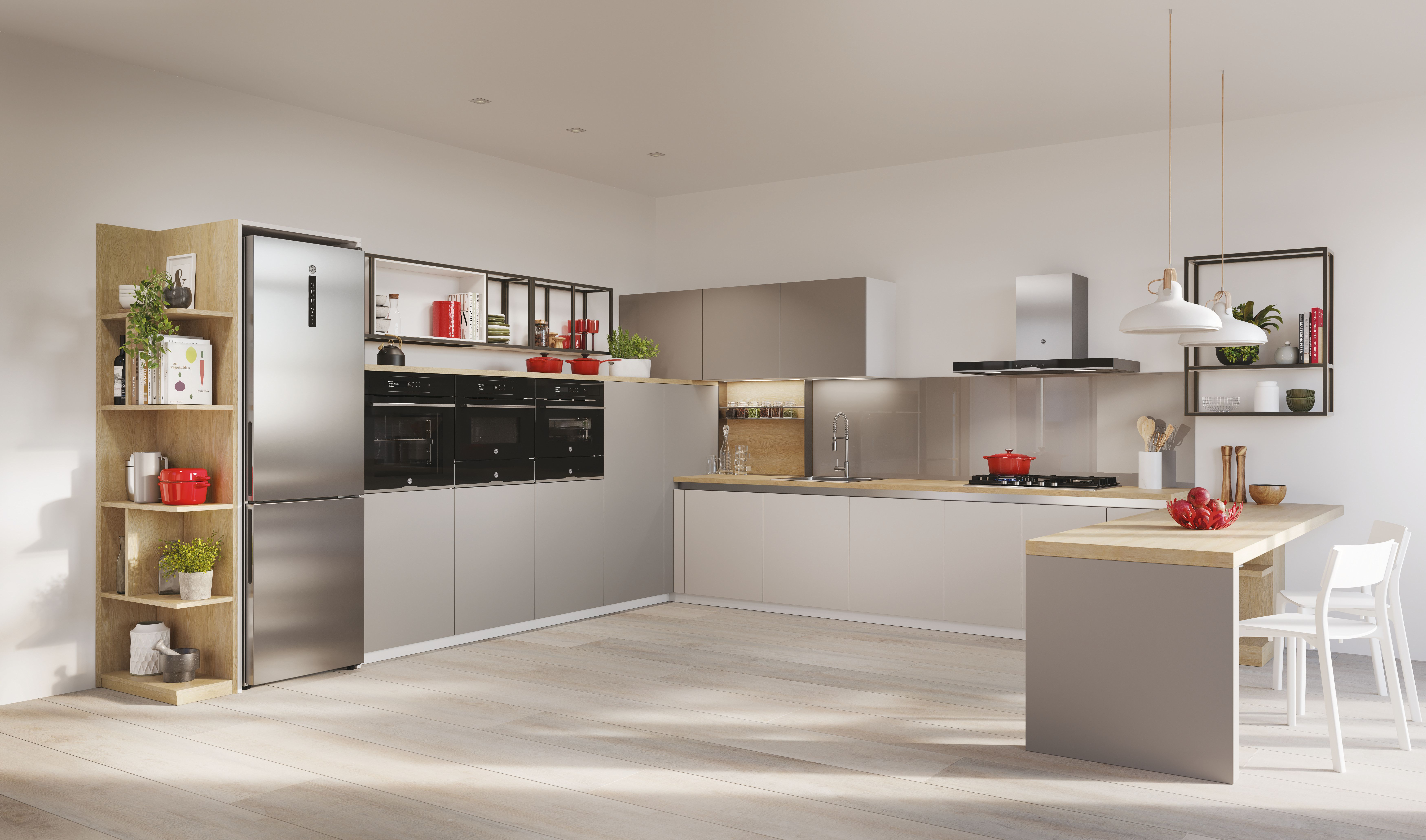 Cucina moderna con frigorifero, forni, piani di lavoro e isola con sedie. Colori neutri.