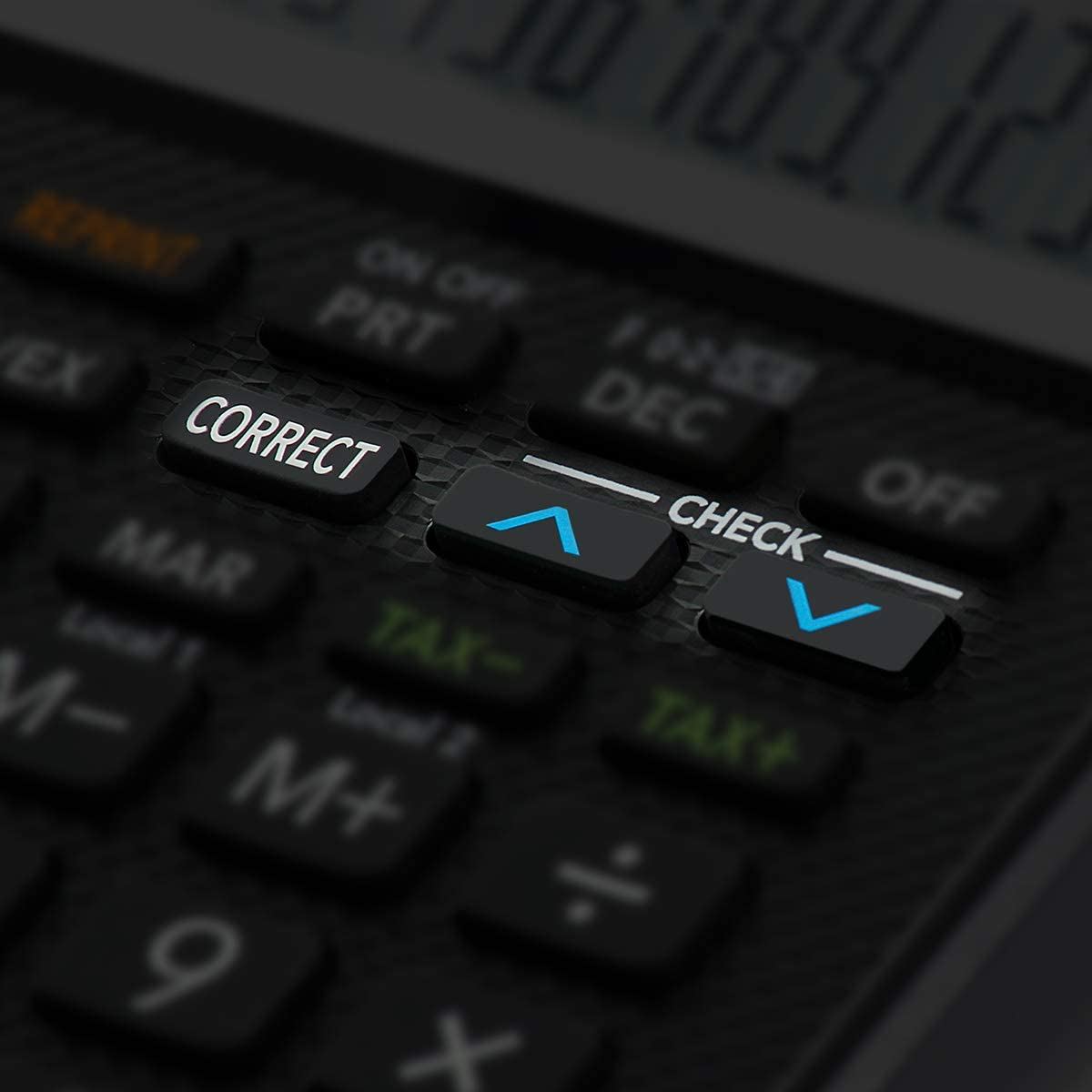 Zbliżenie klawiszy kalkulatora. Ostrość na przyciskach 'CORRECT' i check.