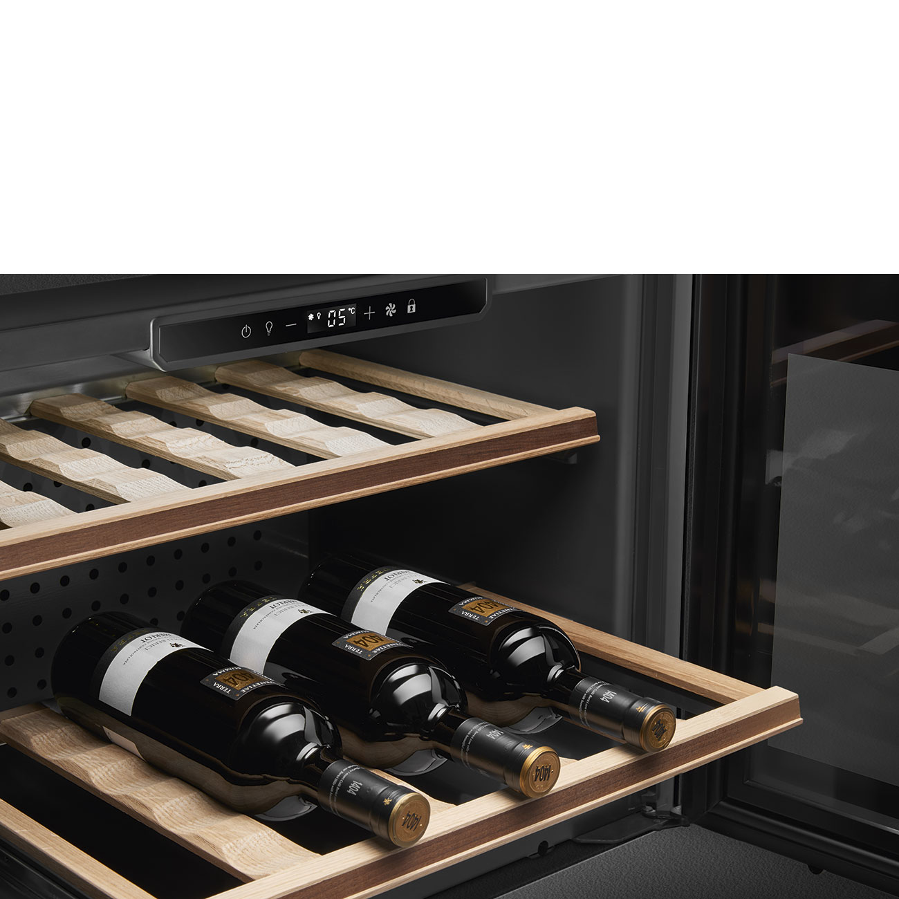 Bottiglie di vino su ripiani in legno all'interno di una cantinetta. Sfondo scuro.