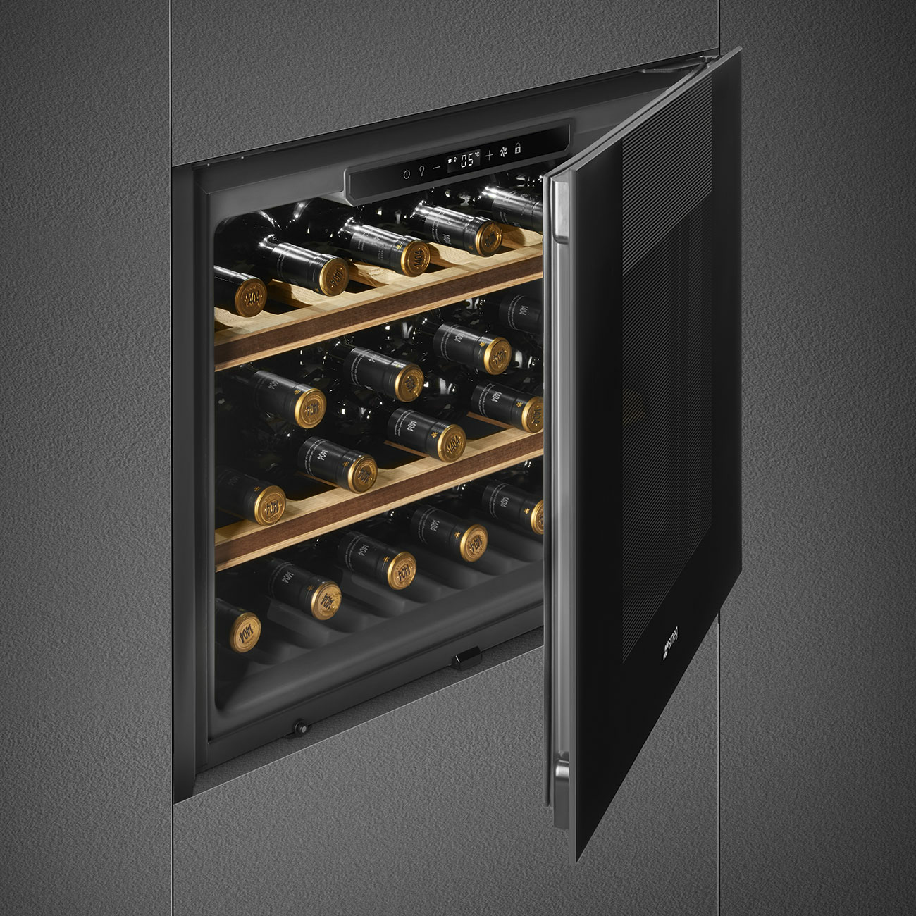 Una cantinetta da incasso con porta aperta, ripiani di bottiglie di vino e un display digitale.