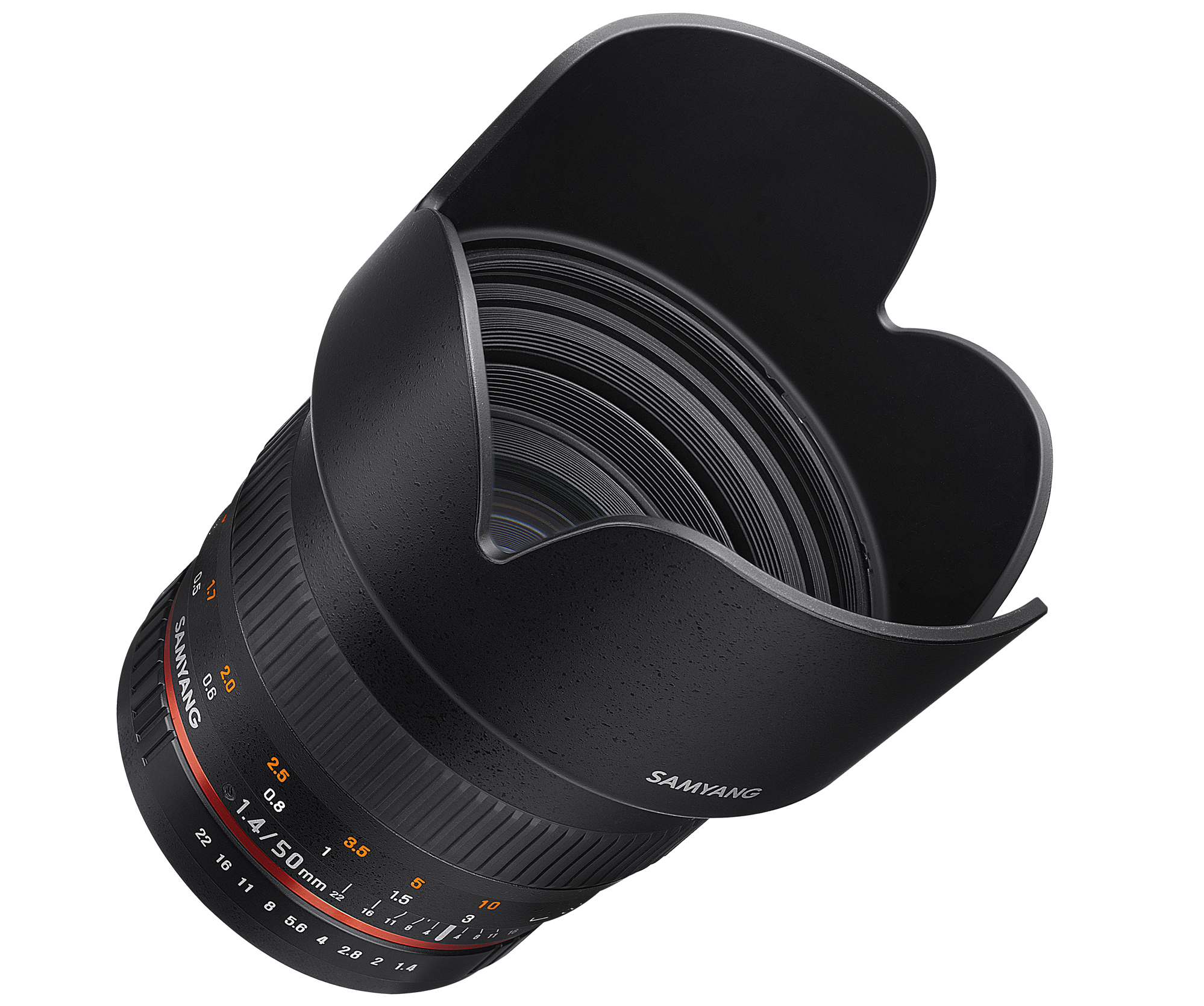 Ein 50mm 1.4 Samyang-Objektiv mit Gegenlichtblende. Es ist schwarz mit Fokus- und Blendeneinstellungen.