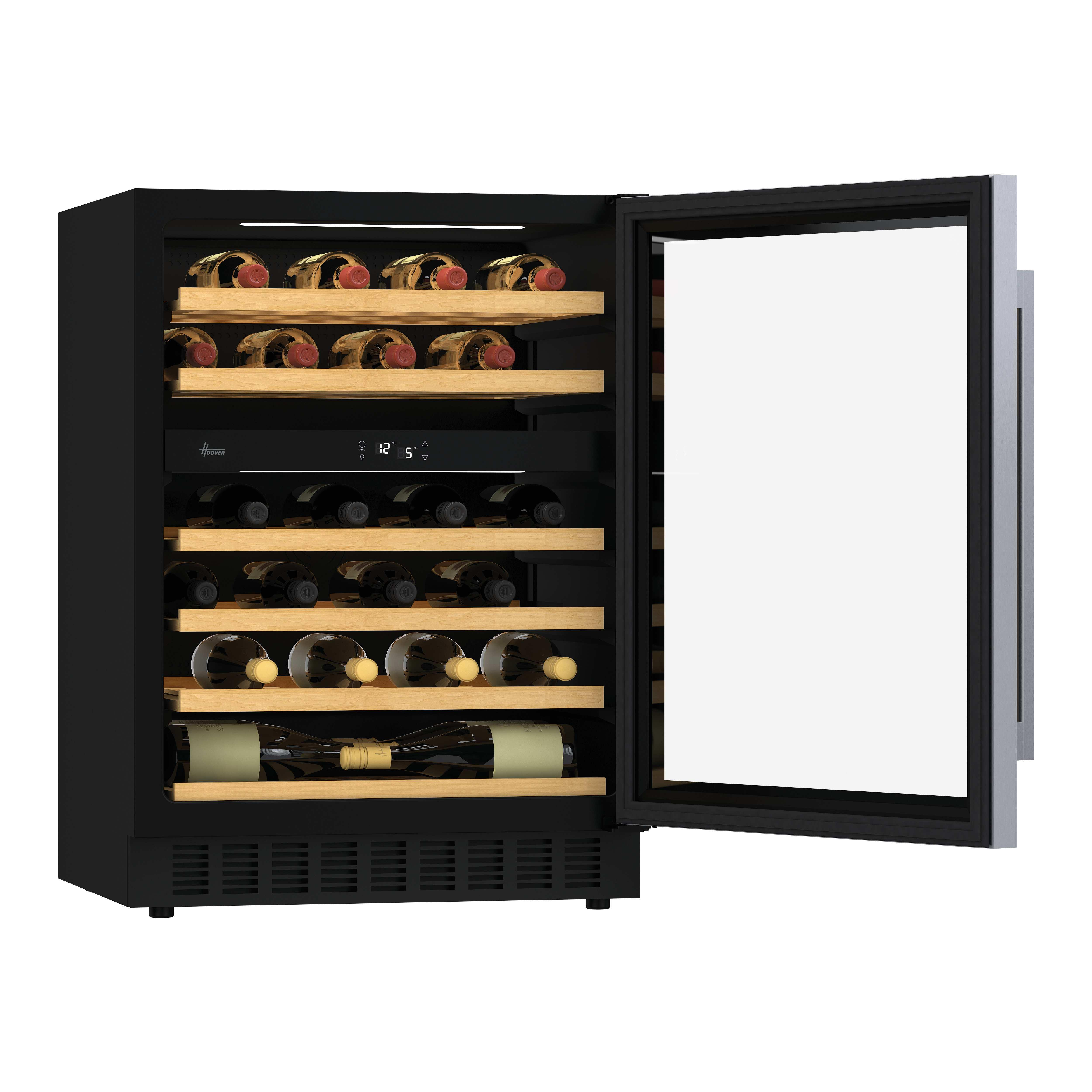 Cantinetta nera con porta a vetro aperta. Bottiglie di vino sui ripiani in legno all'interno.