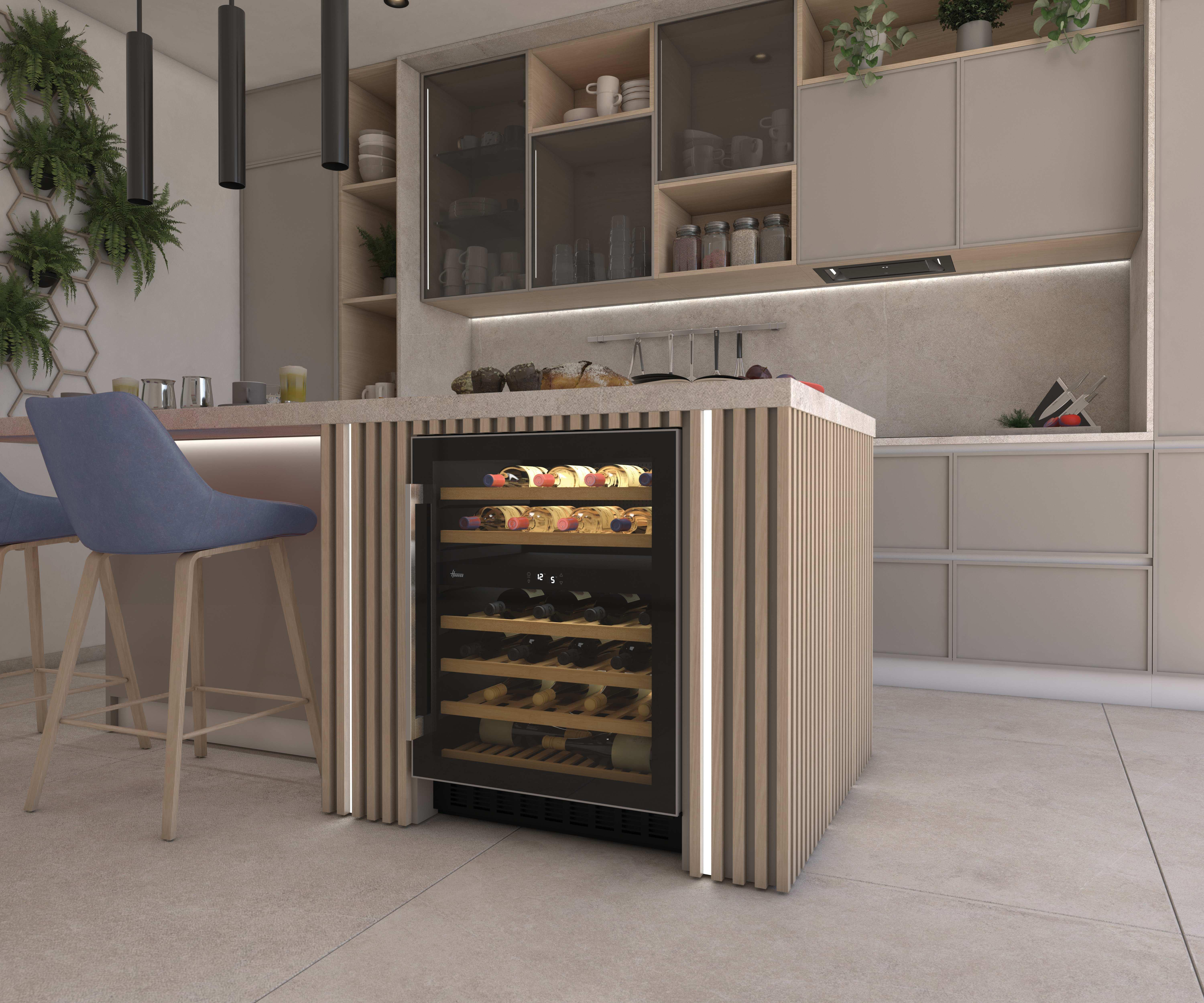 Una cucina con una cantinetta integrata in un bancone. Sono presenti anche armadi e sgabelli da bar.