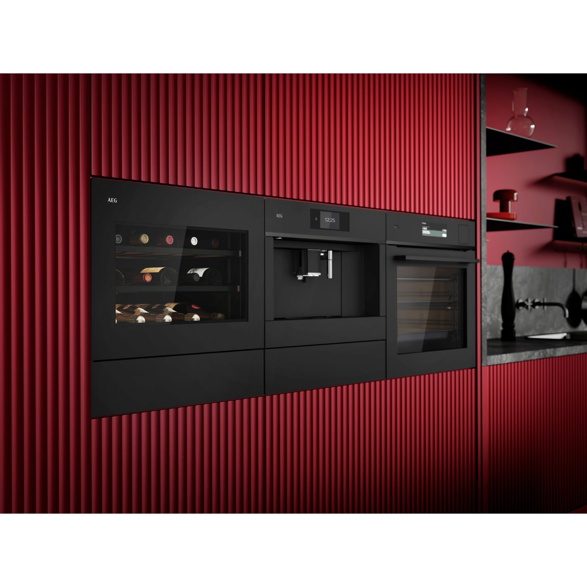 Elettrodomestici da cucina. Cantinetta, macchina da caffè e forno sono integrati in pannelli rossi.