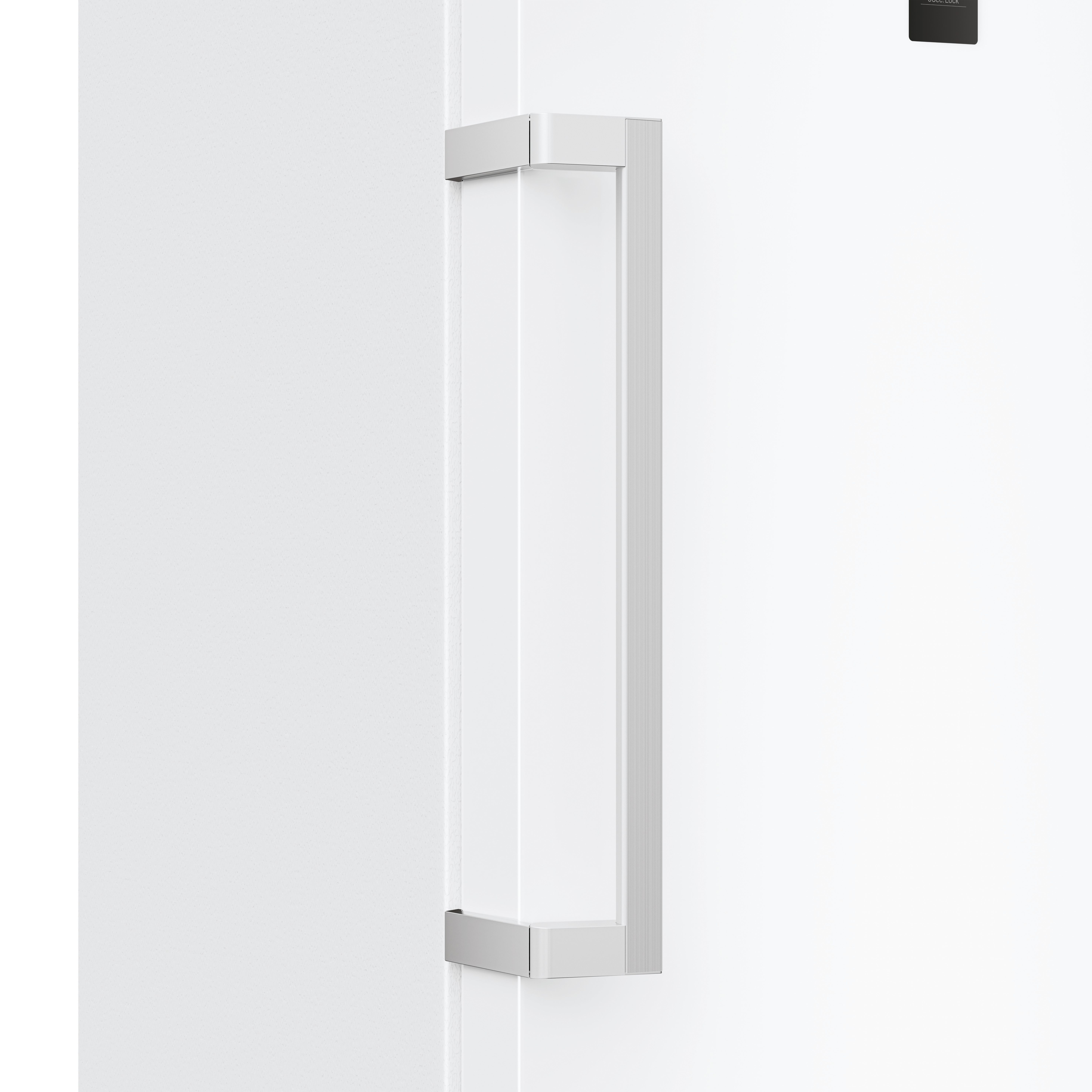 Primo piano sulla maniglia della porta di un congelatore bianco. La maniglia è una barra argentata con un design pulito e moderno.