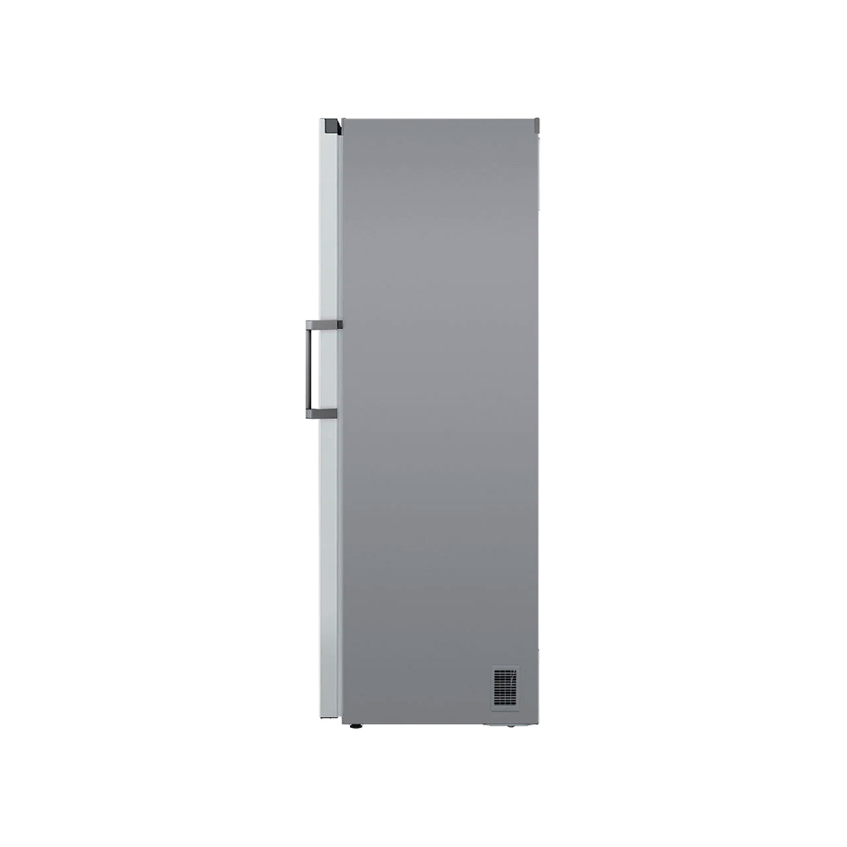 De achterkant van een hoge, zilveren koelkast. Handvat en ventilatieopening zichtbaar.