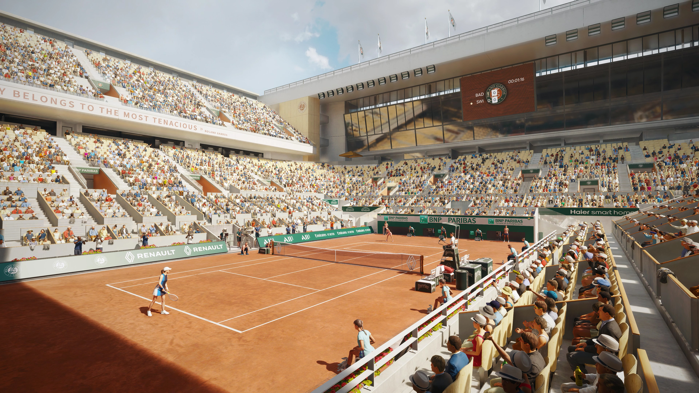 Partita di tennis in corso. Giocatori in campo, spettatori sugli spalti. Giornata di sole.