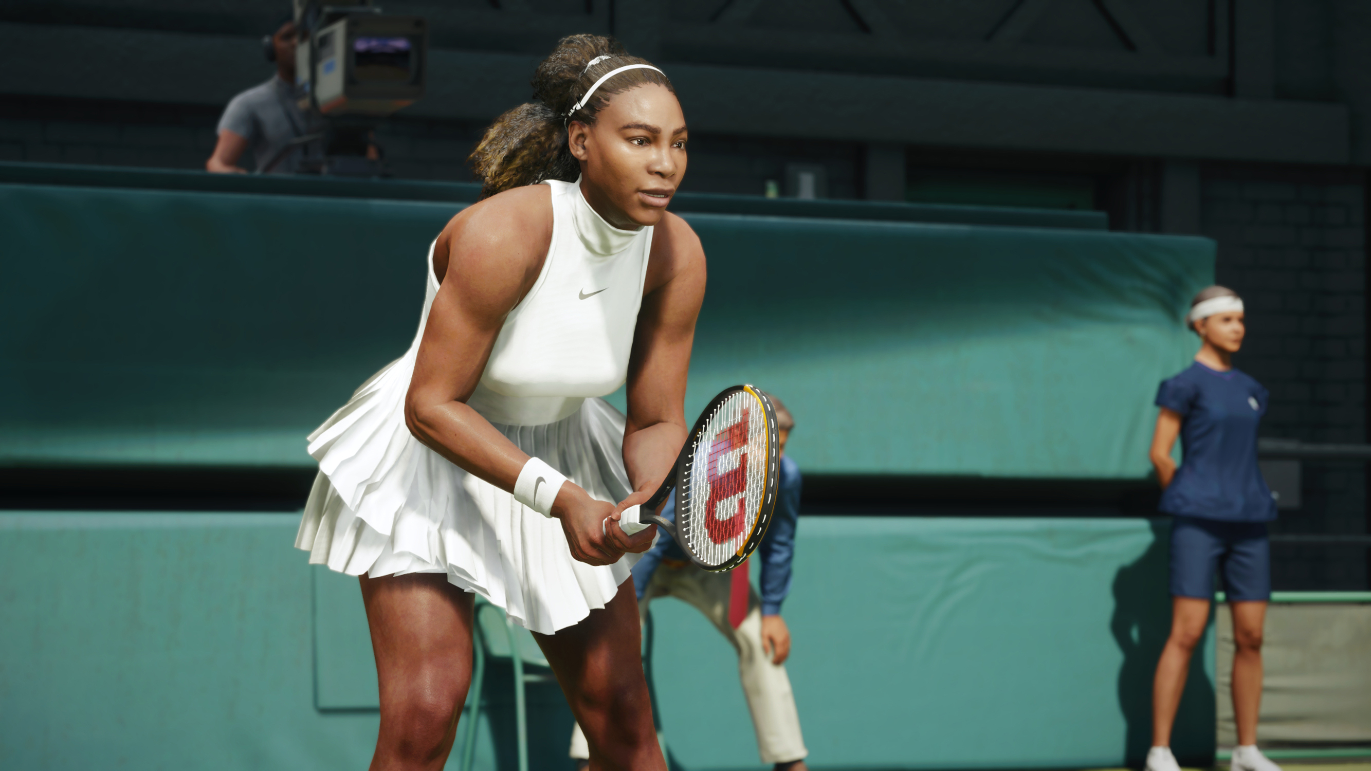 Serena Williams in una partita di tennis, pronta a colpire una palla, su un campo in erba.