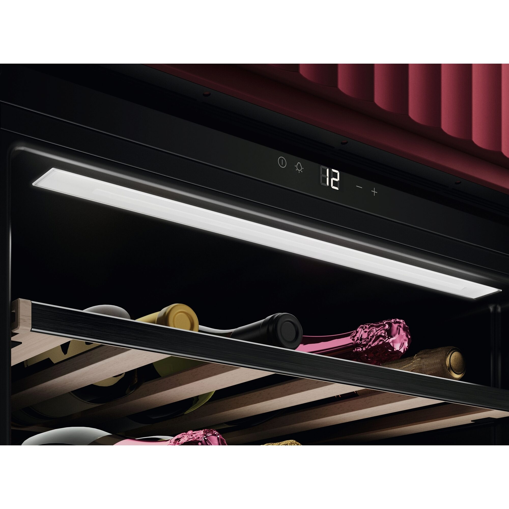 Interno di una cantinetta, con bottiglie di vino su ripiani di legno, illuminata da una lunga luce bianca.