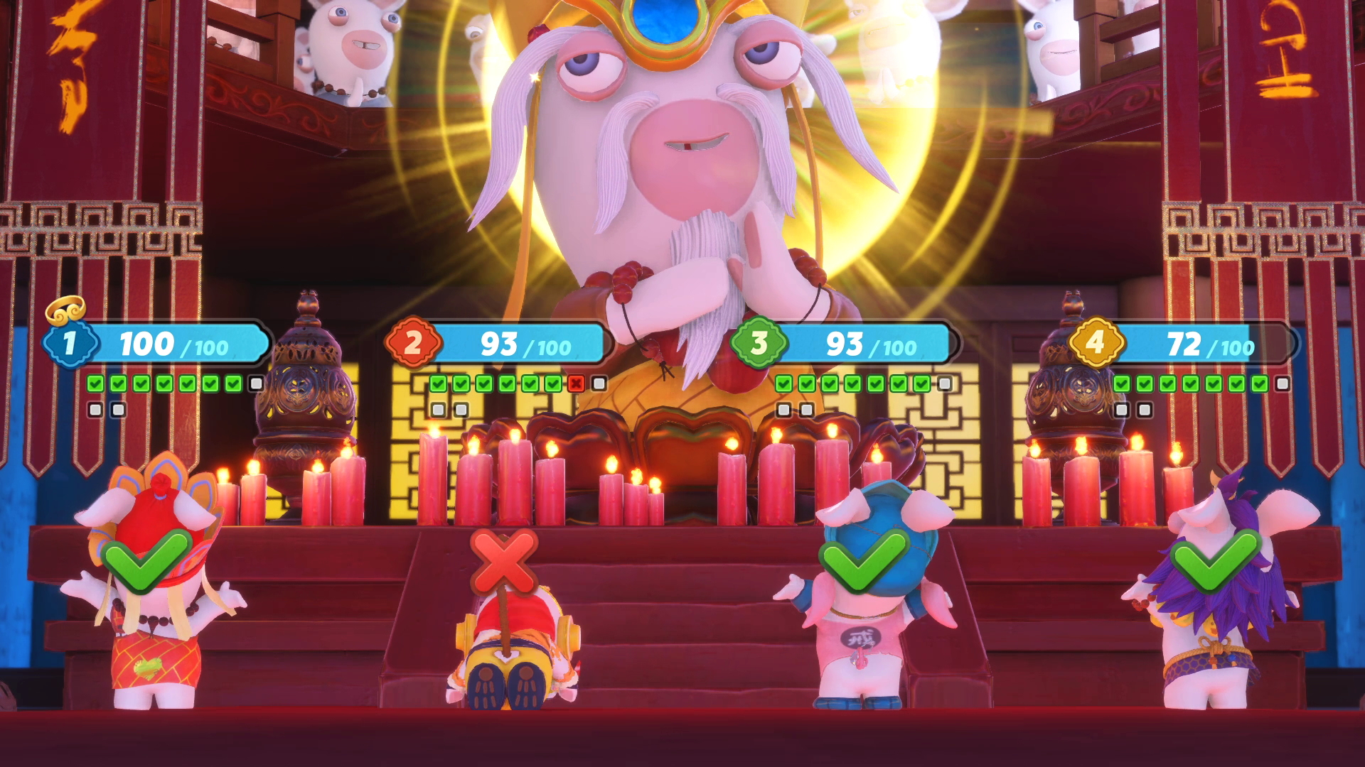 Biały królik z innymi na scenie, ze złotym tłem.