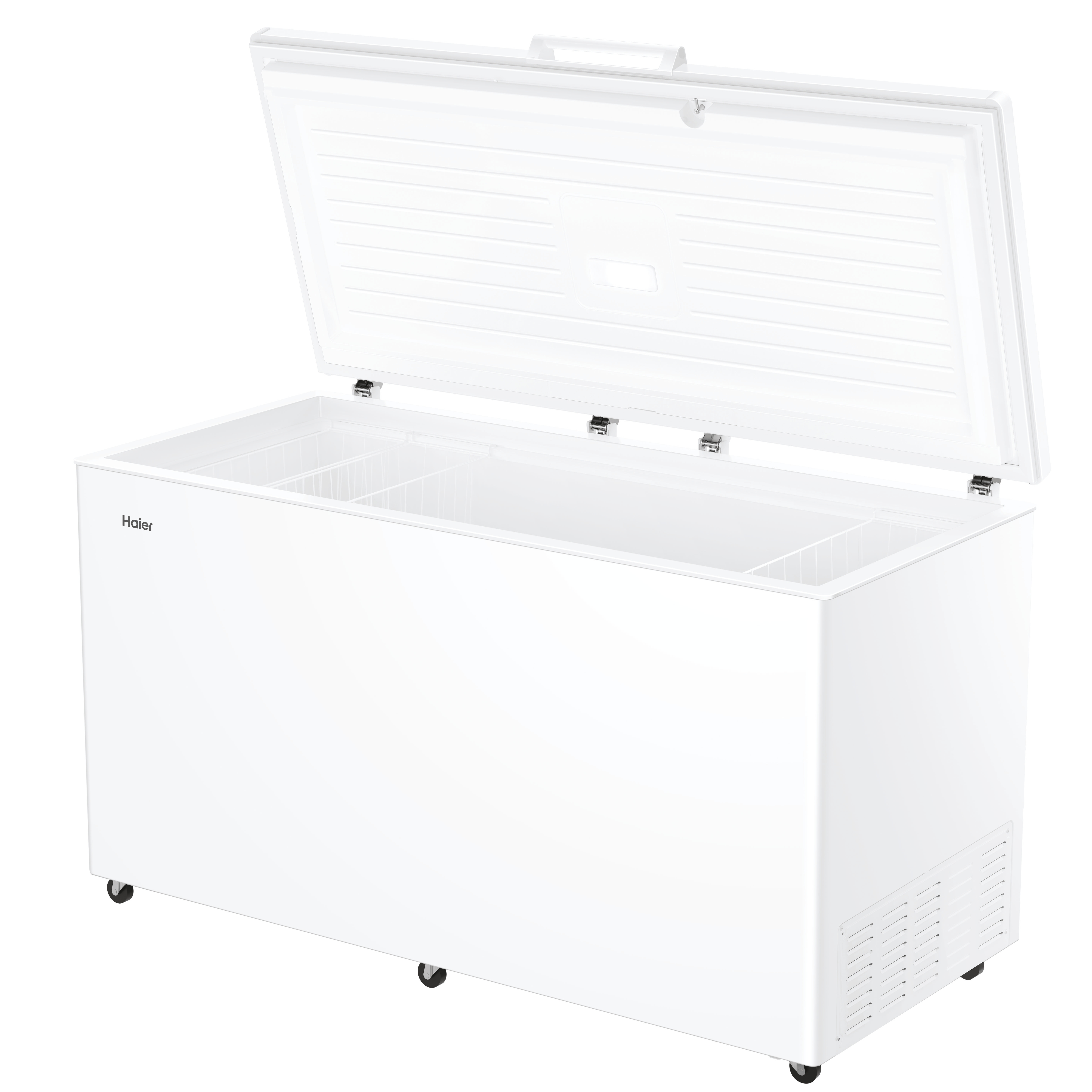 Congelatore a pozzetto Haier bianco, coperchio aperto. Cibo congelato visibile. Sfondo bianco.