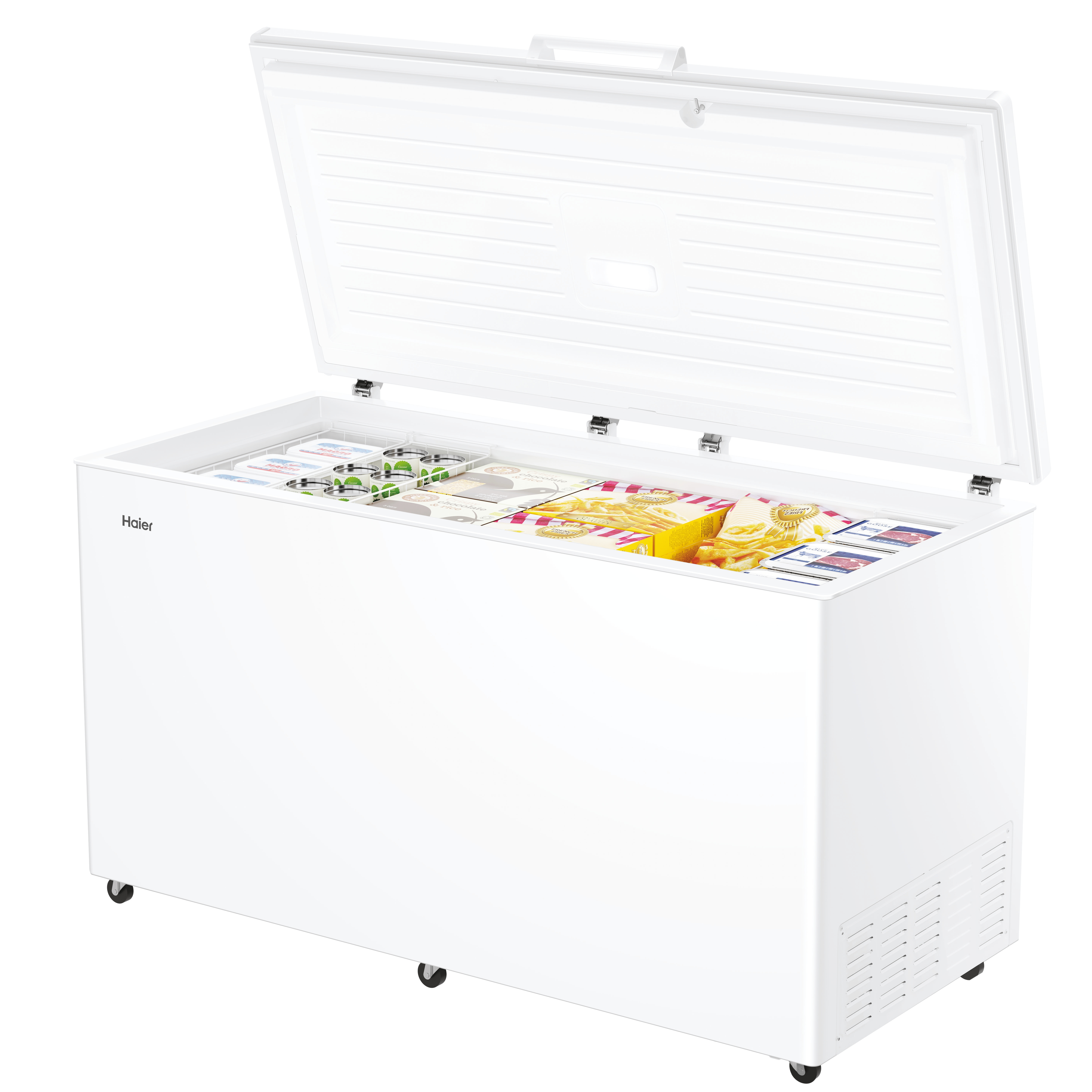 Congelatore a pozzetto Haier bianco aperto, pieno di cibo congelato. Lo sfondo è un interno stanza.