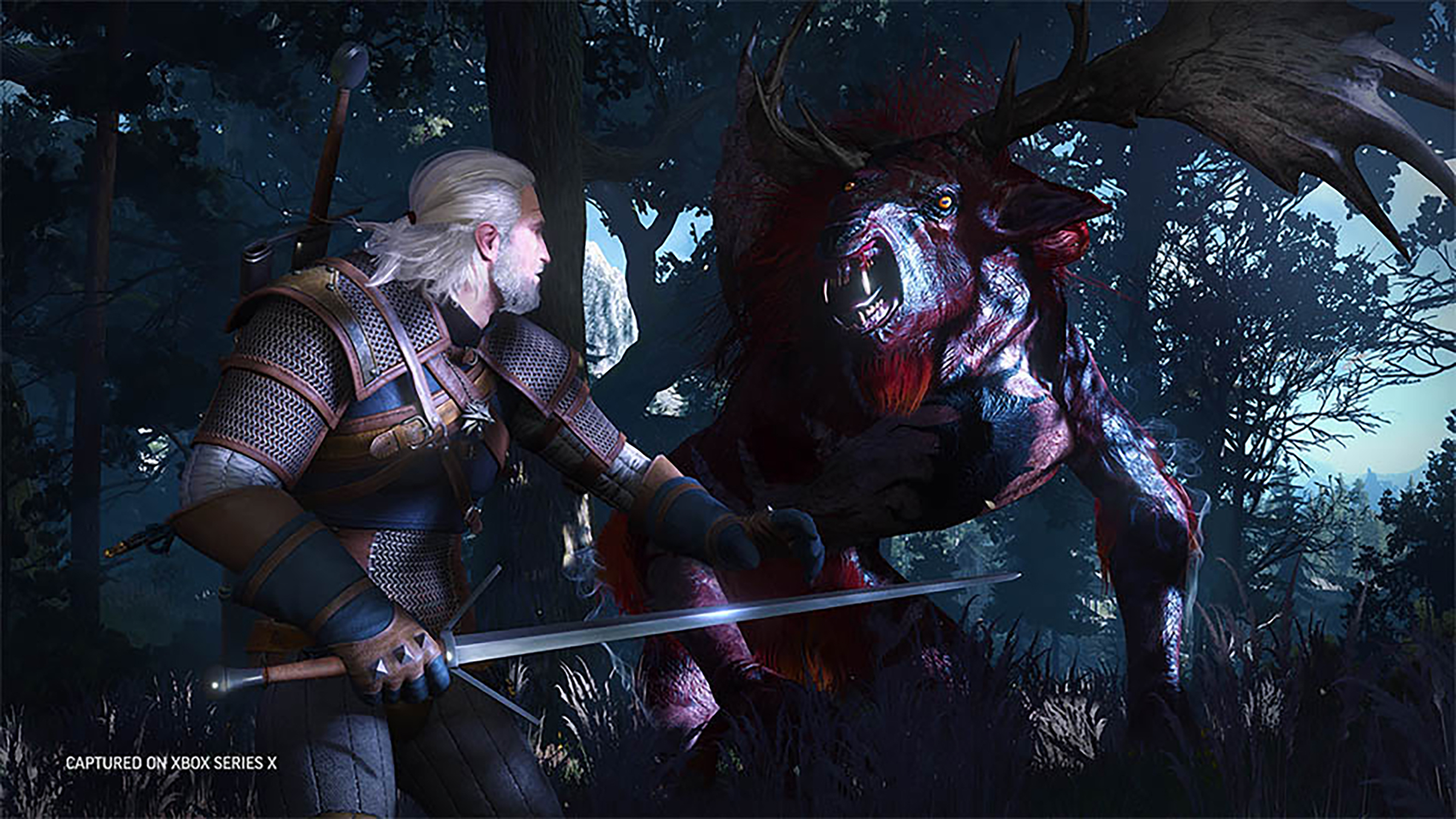 Geralt z The Witcher walczy z potworem w leśnej scenerii, trzymając miecz.