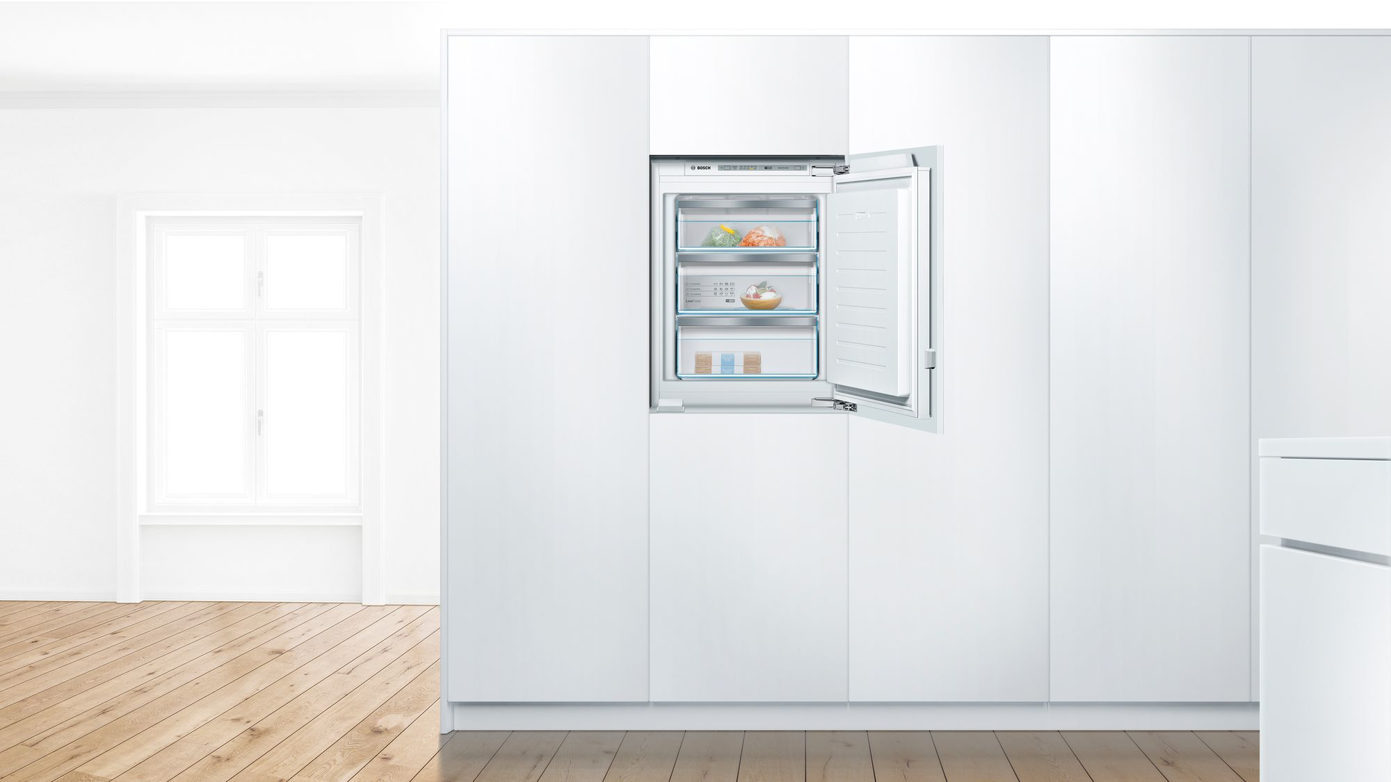 Un frigorifero bianco a incasso con la porta aperta. L'interno mostra ripiani con generi alimentari.