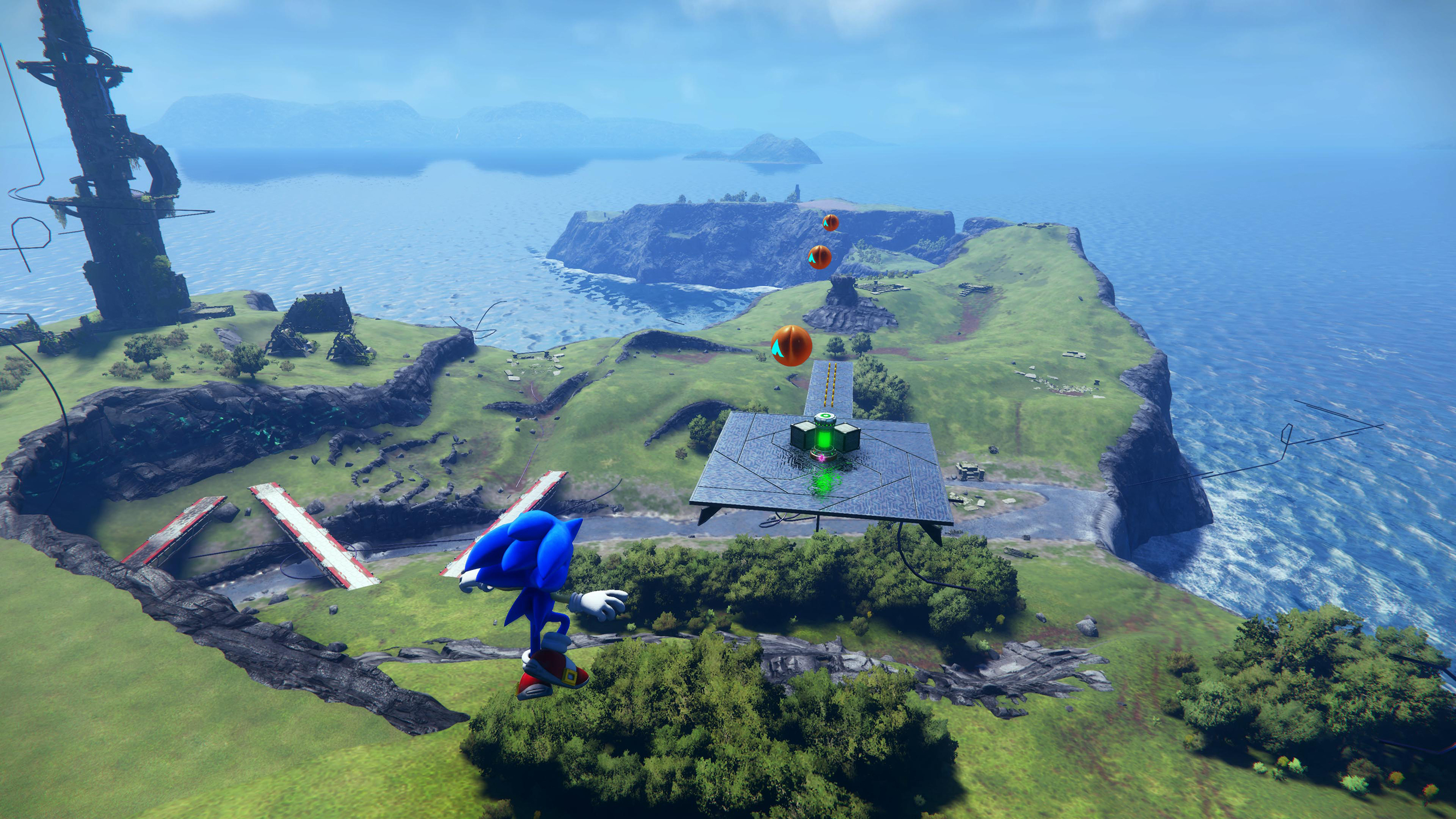 Sonic the Hedgehog su una piattaforma, vista panoramica con acqua e terra.