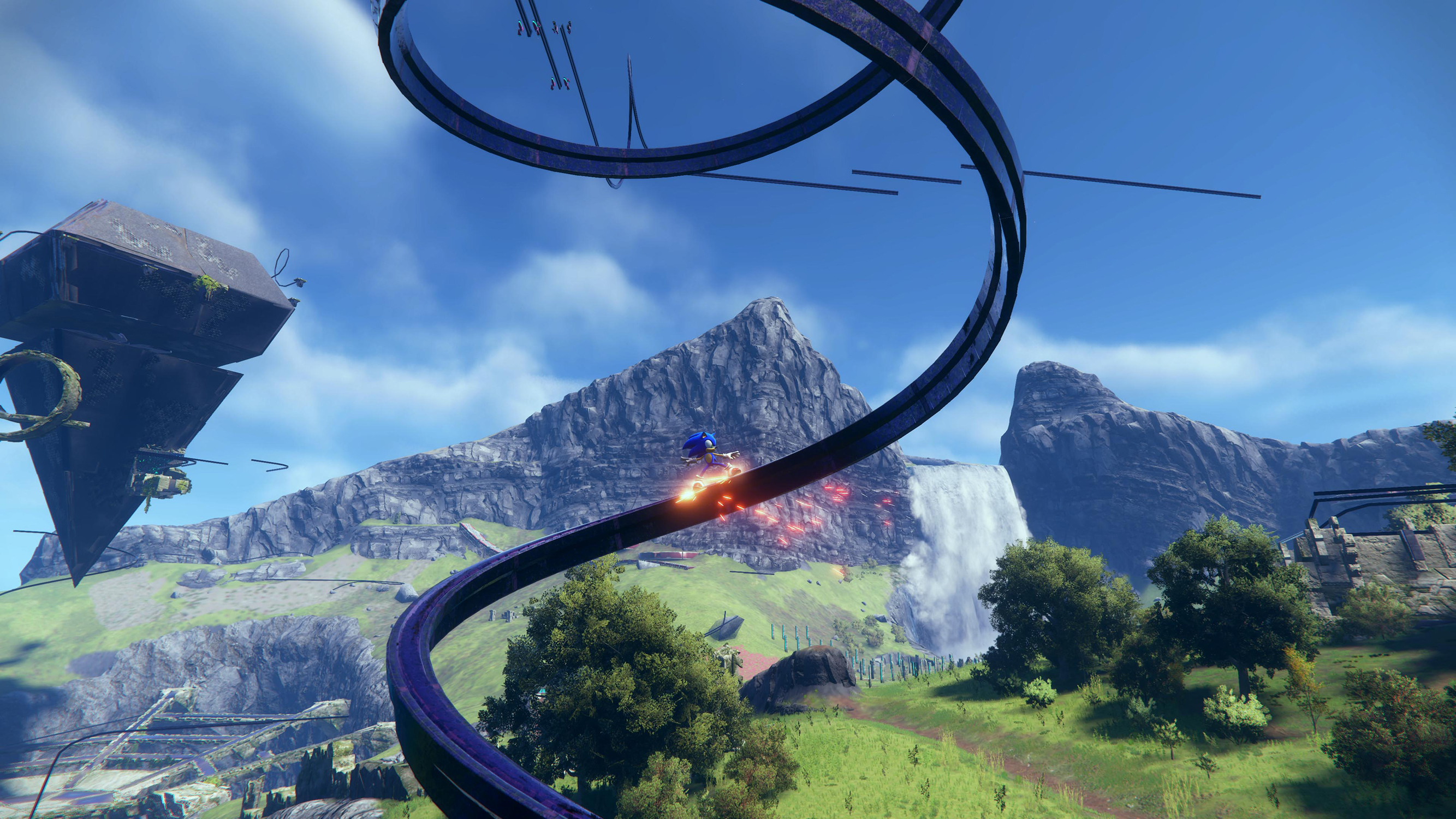 Un Sonic the Hedgehog blu che corre su una pista davanti a una montagna.