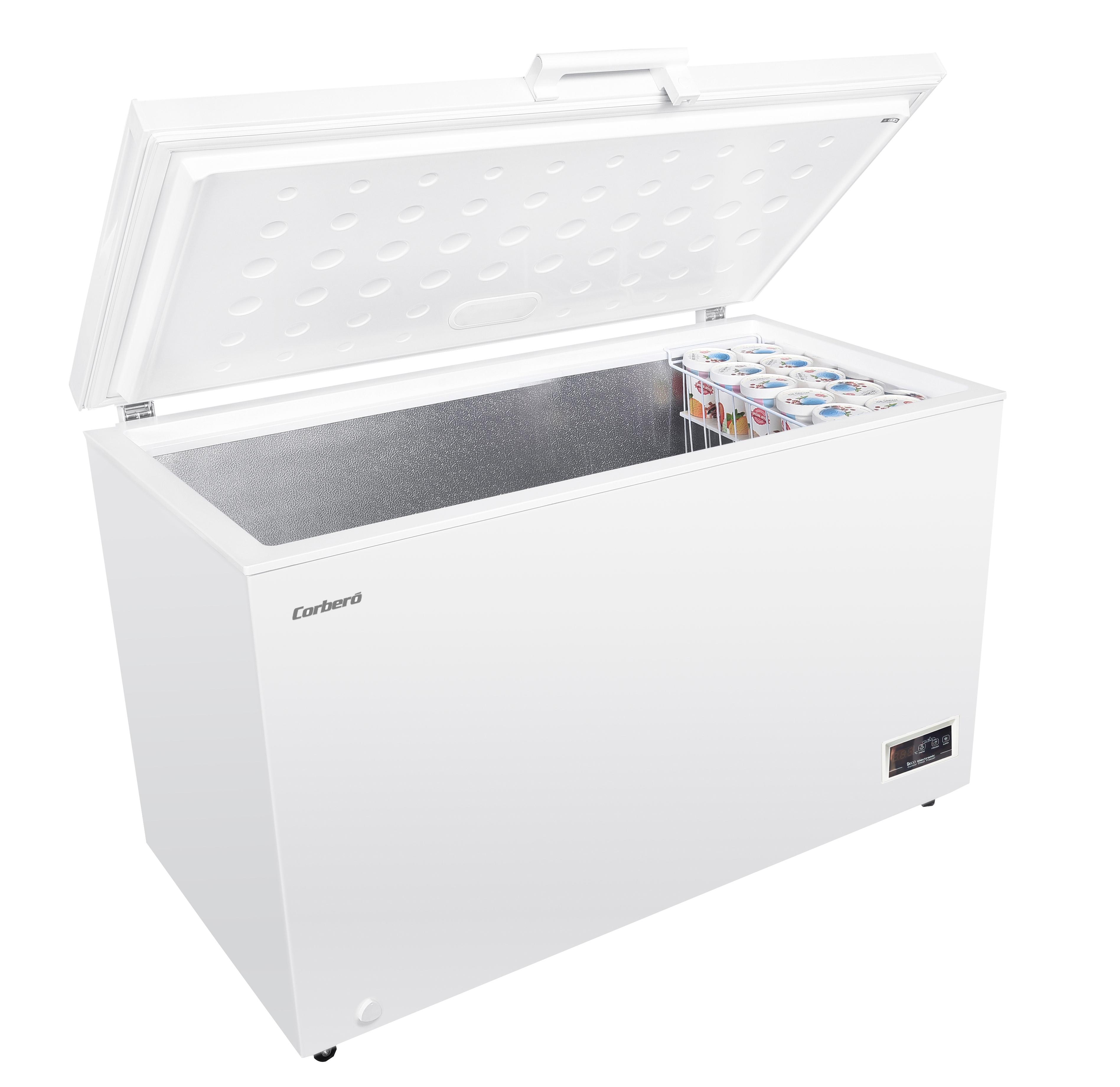 Congelador horizontal blanco con tapa abierta, con alimentos dentro.