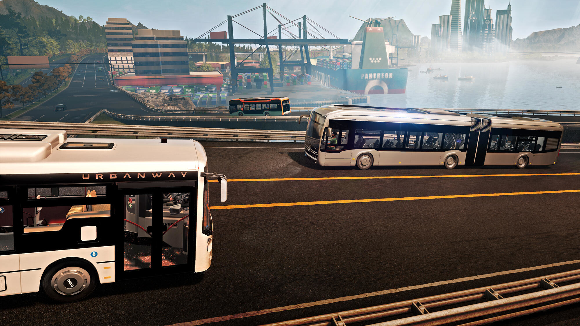 Autobus su un'autostrada con un paesaggio urbano sullo sfondo.