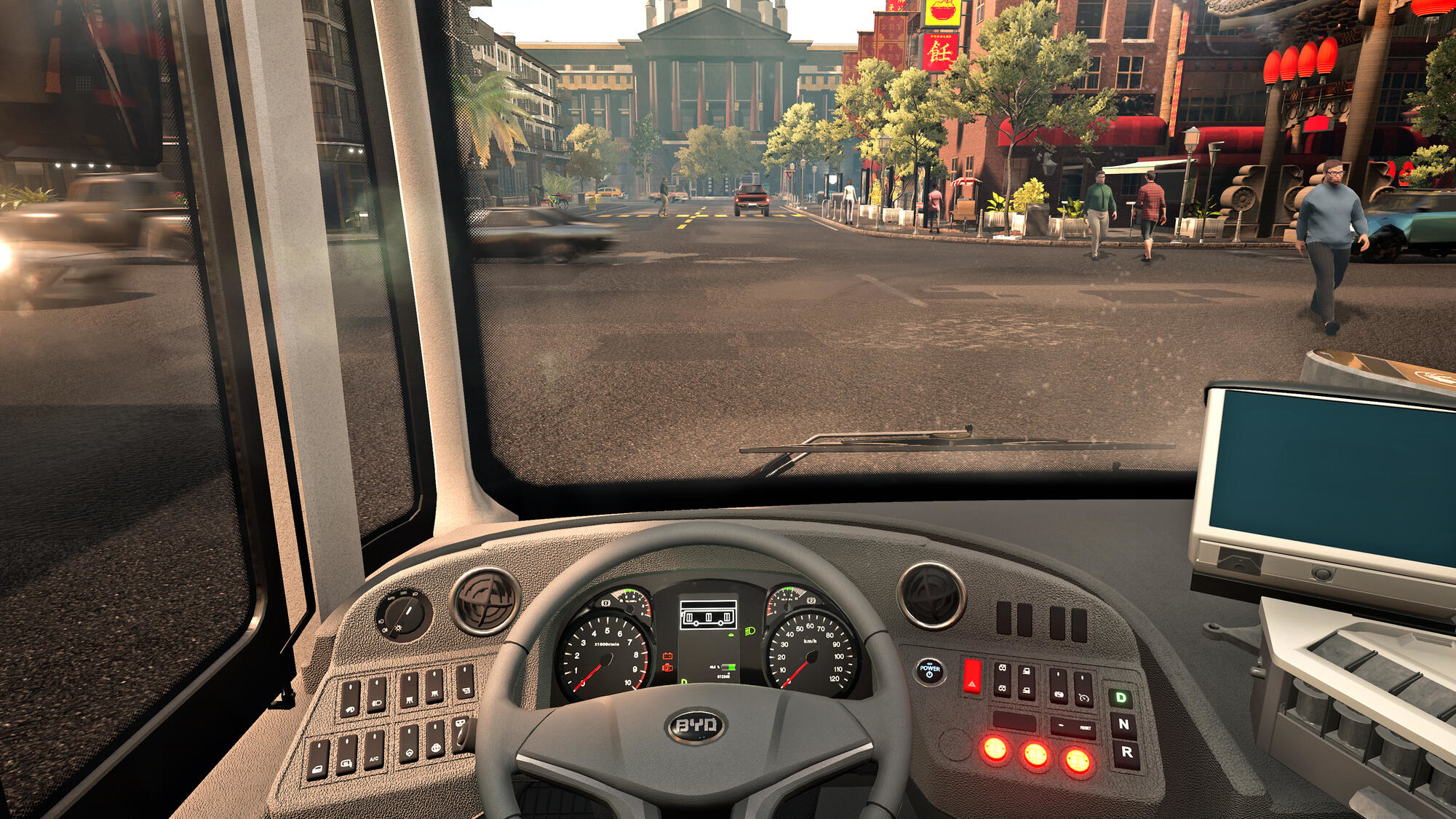 Vista dall'interno di un autobus, che guarda una scena cittadina con persone.