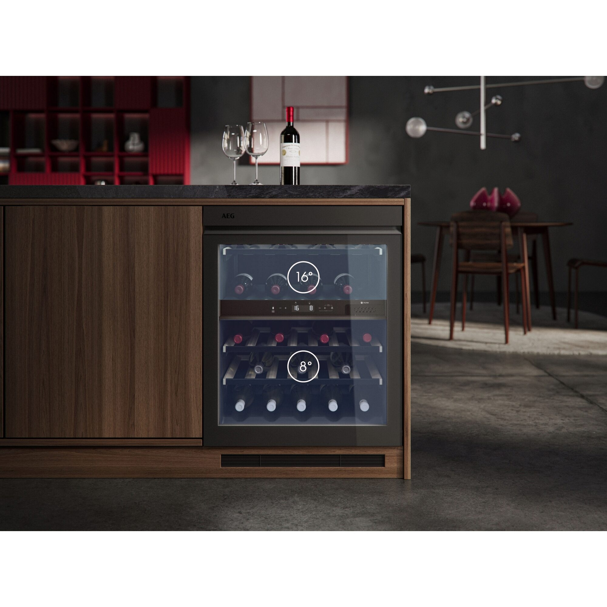 Una vinoteca con dos zonas de temperatura, llena de botellas de vino, junto a una isla de cocina.