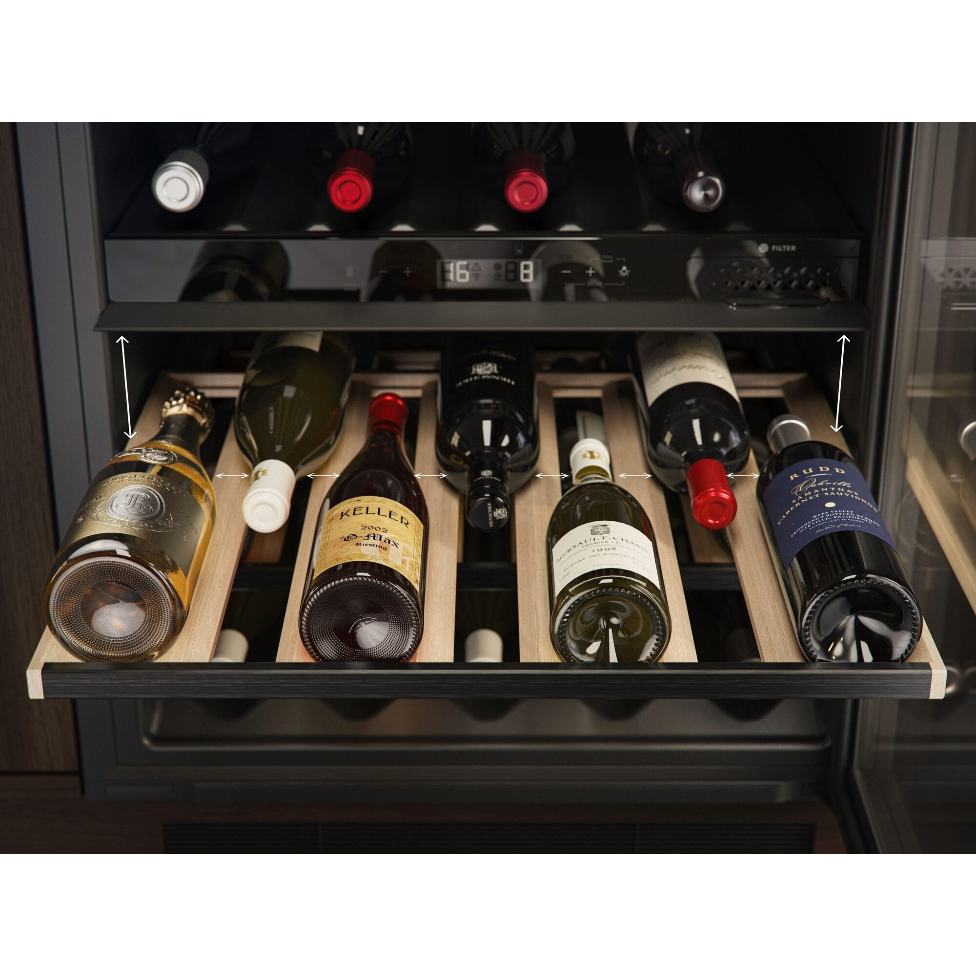Vinoteca con varias botellas de vino en estantes de madera. Algunas botellas son rojas, otras blancas y otras champán.