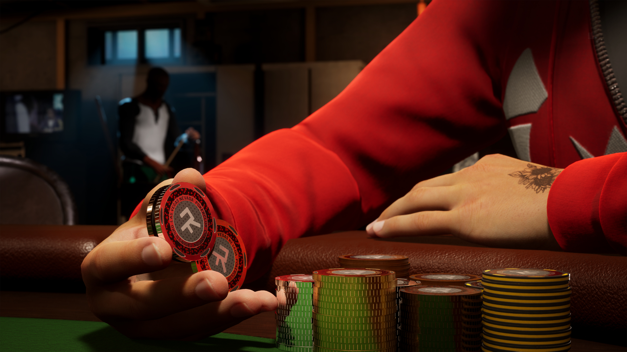 Osoba trzymająca żetony do pokera nad stołem. Druga osoba w tle. Czerwona koszula i tatuaż.