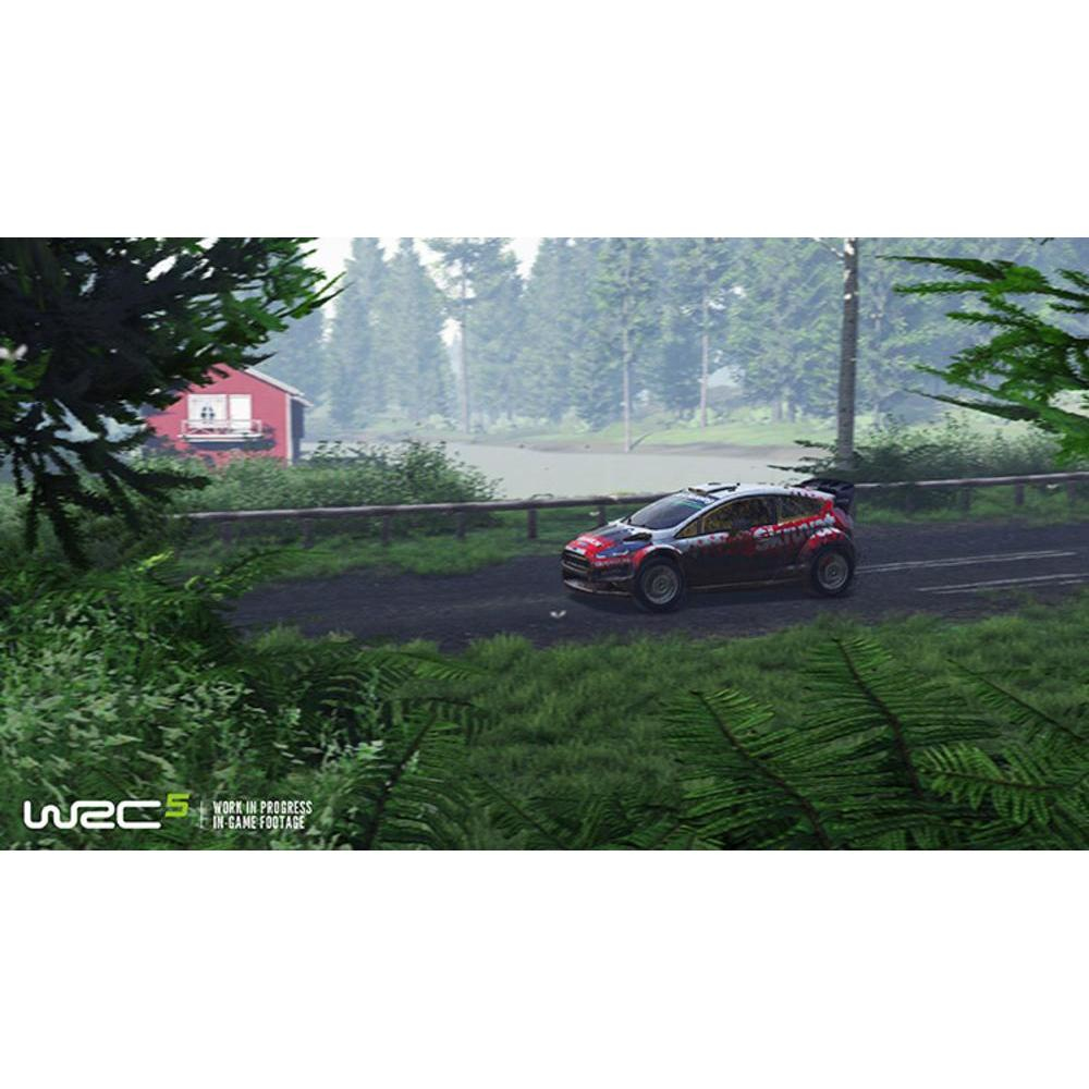 Un'auto da rally su strada circondata da alberi e cespugli. Logo WRC 5 visibile.