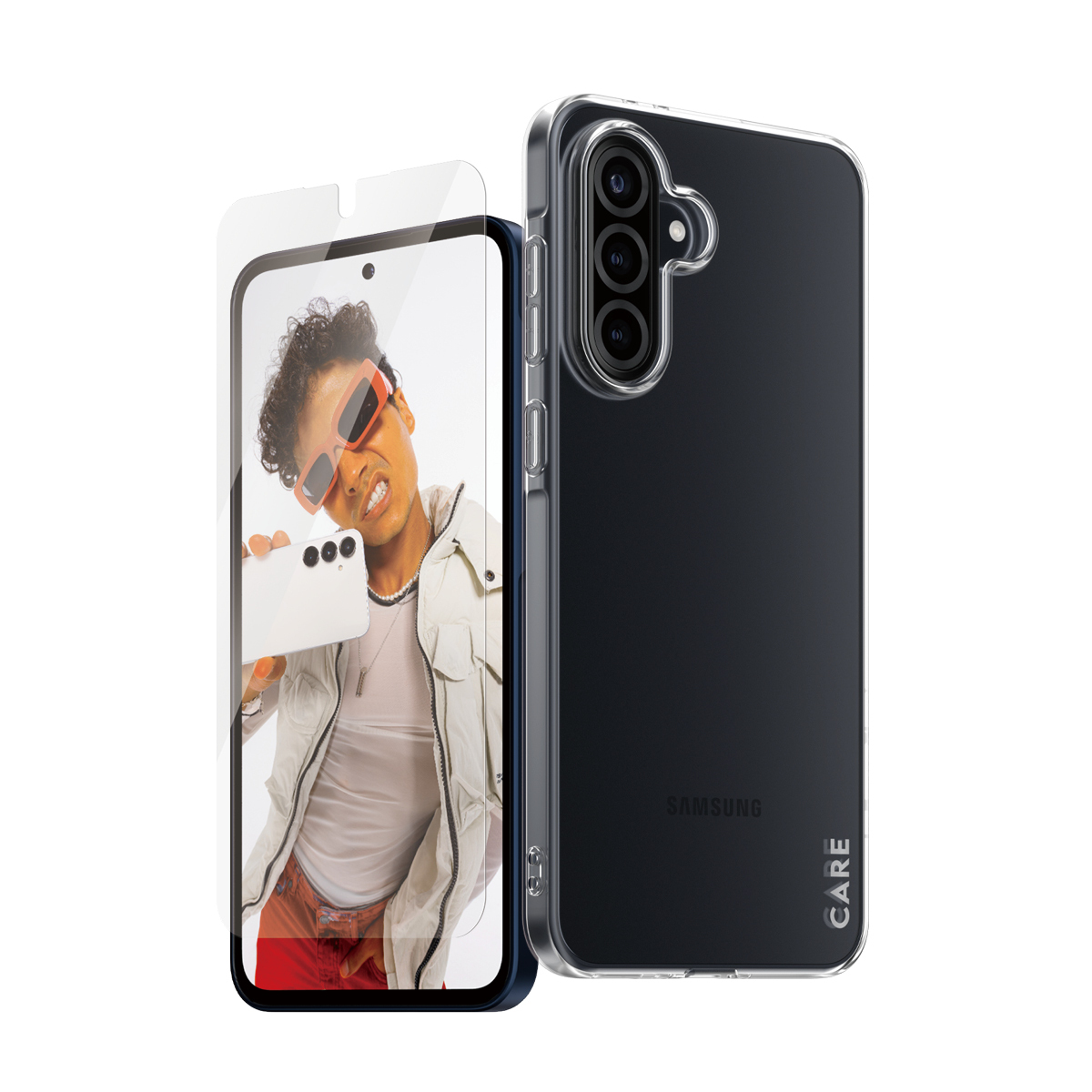 Telefono con protezione schermo e custodia su sfondo bianco, persona sullo sfondo.