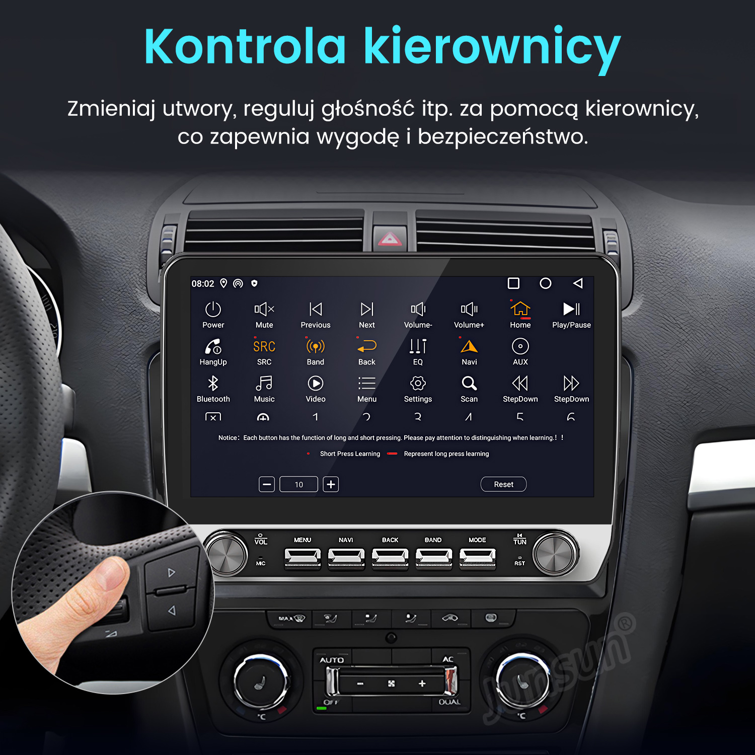 Ekran radia samochodowego z opcjami sterowania kierownicą. Ręka na kierownicy. Tekst po polsku.