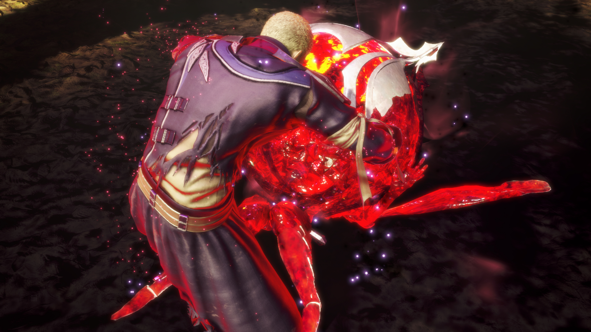 Mężczyzna w fioletowym płaszczu walczy z czerwoną, organicznie wyglądającą istotą.