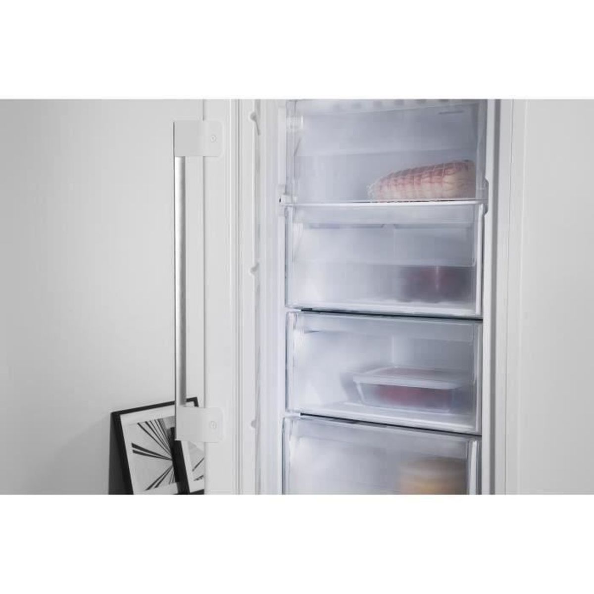 Interno di un frigorifero, che mostra ripiani con alimenti. La porta è aperta, rivelando il contenuto.