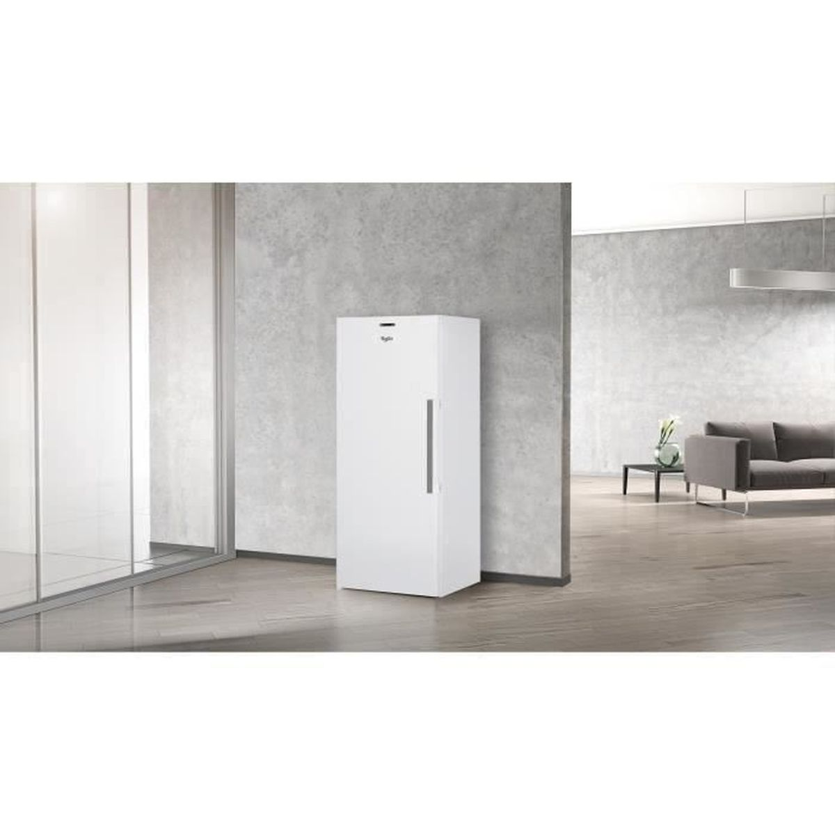Congelatore Whirlpool bianco contro un muro grigio chiaro.