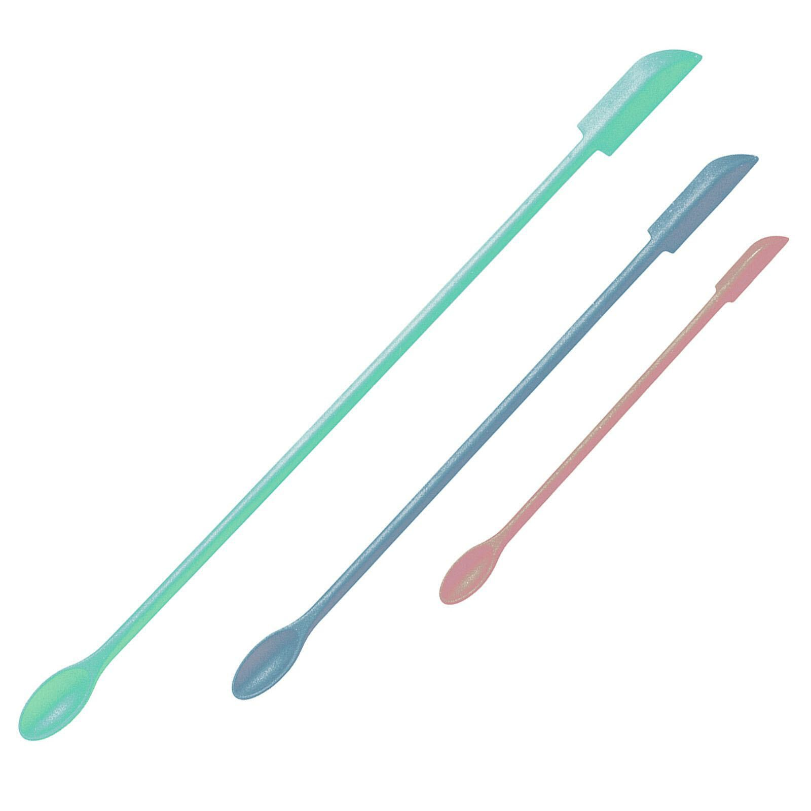 Tre agitatori colorati su sfondo bianco, di dimensioni e colori diversi.