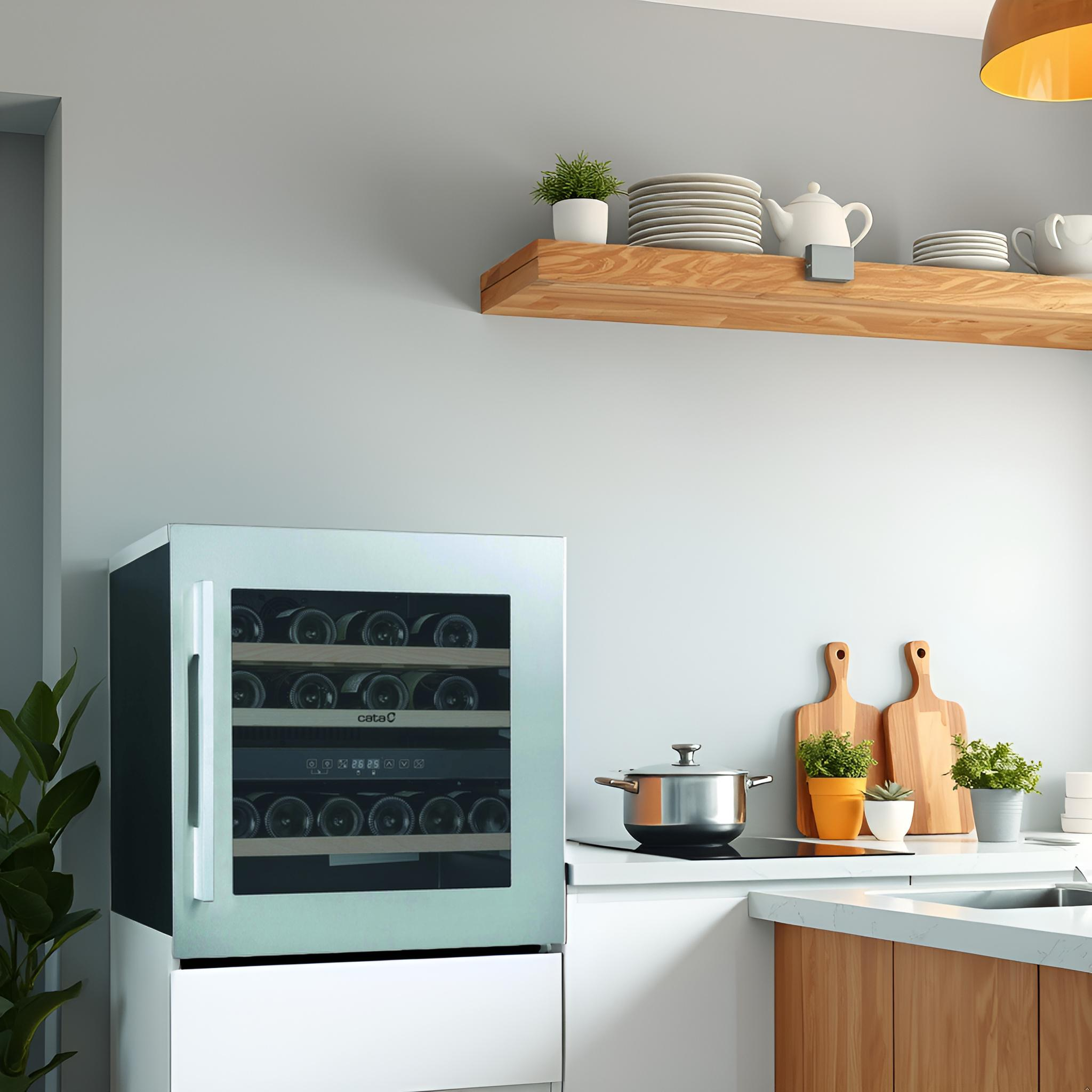 Una vinoteca en una cocina, con botellas visibles a través de la puerta de cristal.