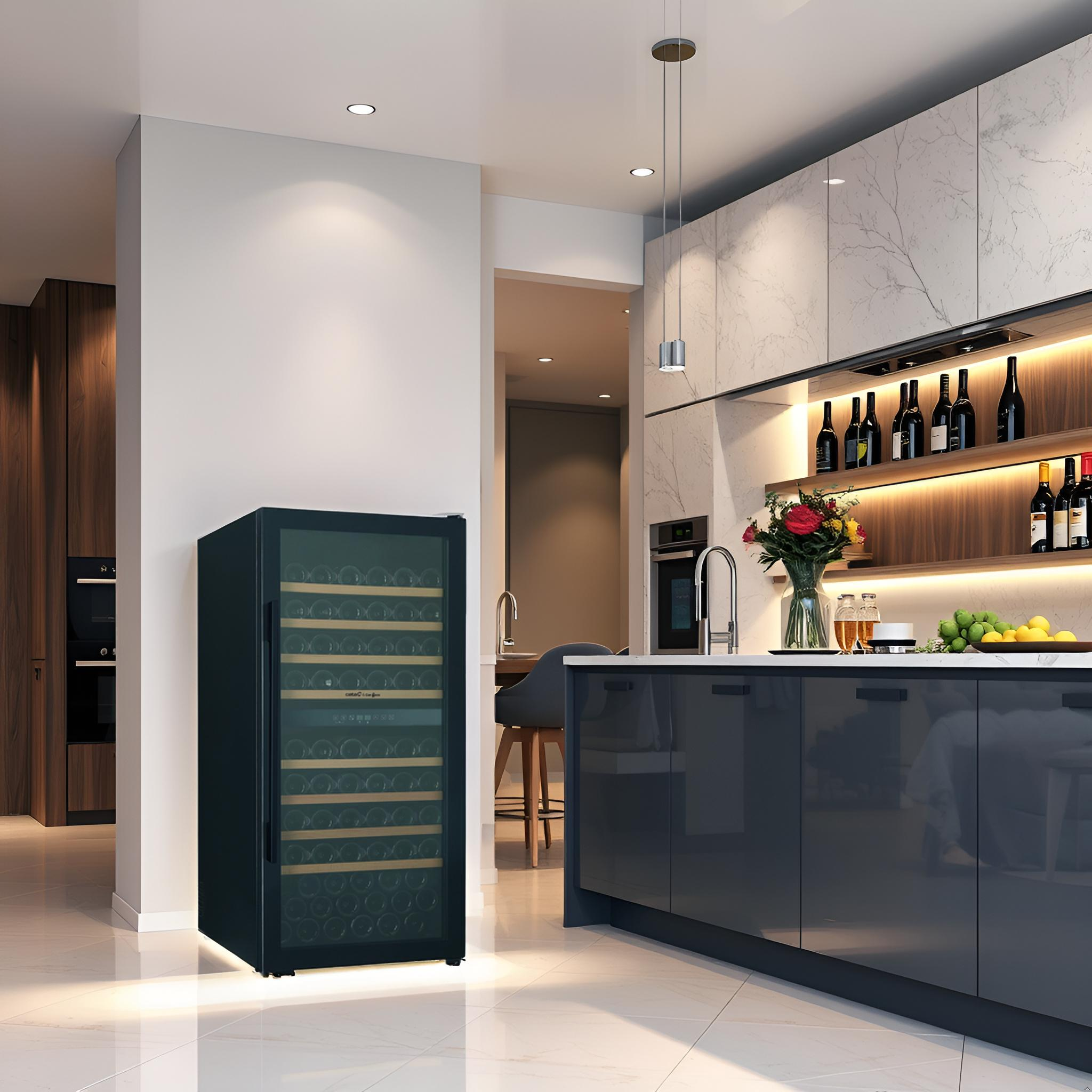 Cocina con vinoteca, armarios grises, encimera blanca y flores en la encimera. Luces colgantes.