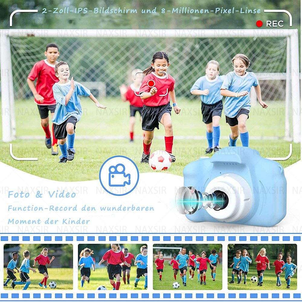 Bambini giocano a calcio. Una fotocamera blu con un campo da calcio sullo sfondo. È visibile anche un palo della porta.