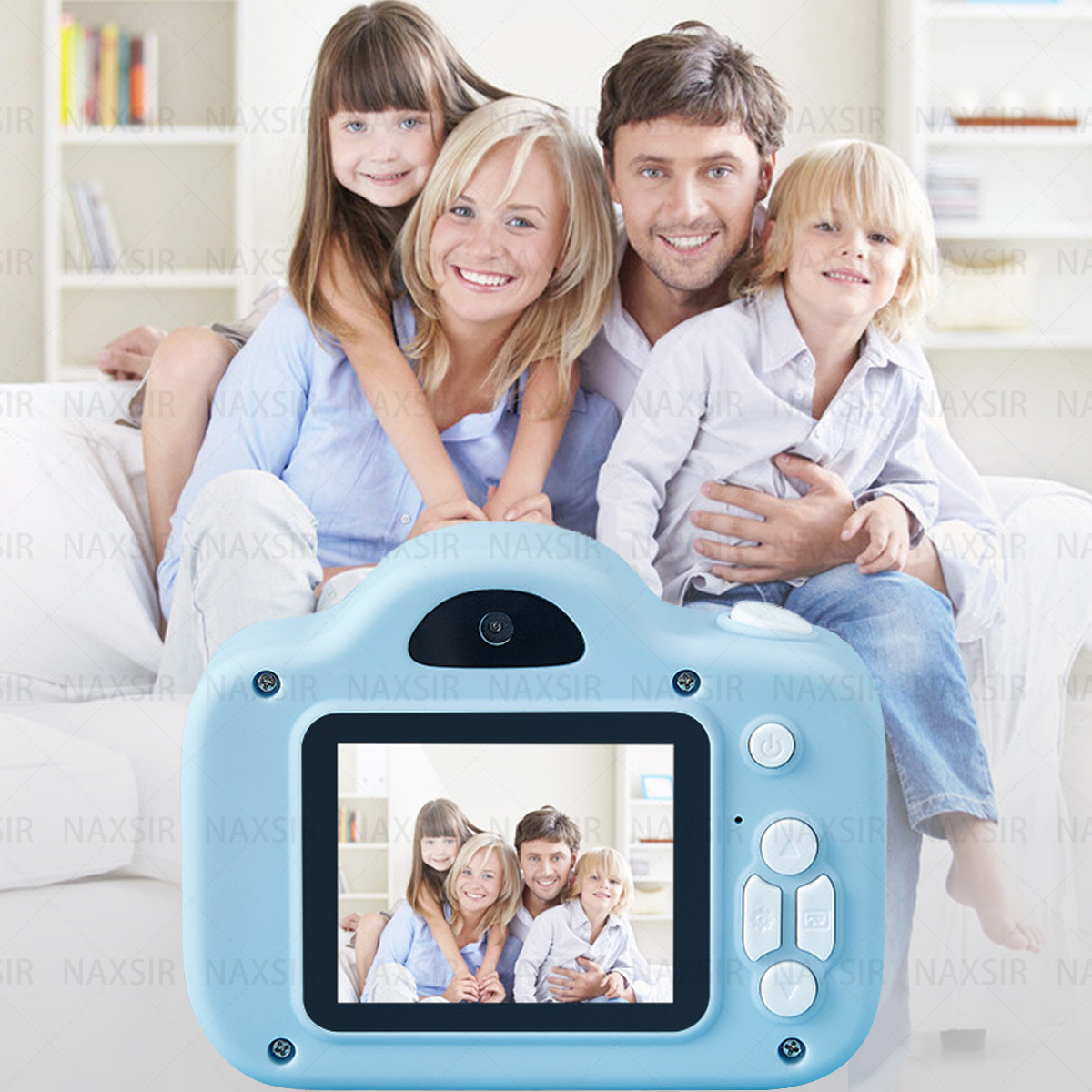 Una famiglia posa con una fotocamera per bambini azzurra, mostrando una foto di famiglia sul suo schermo.