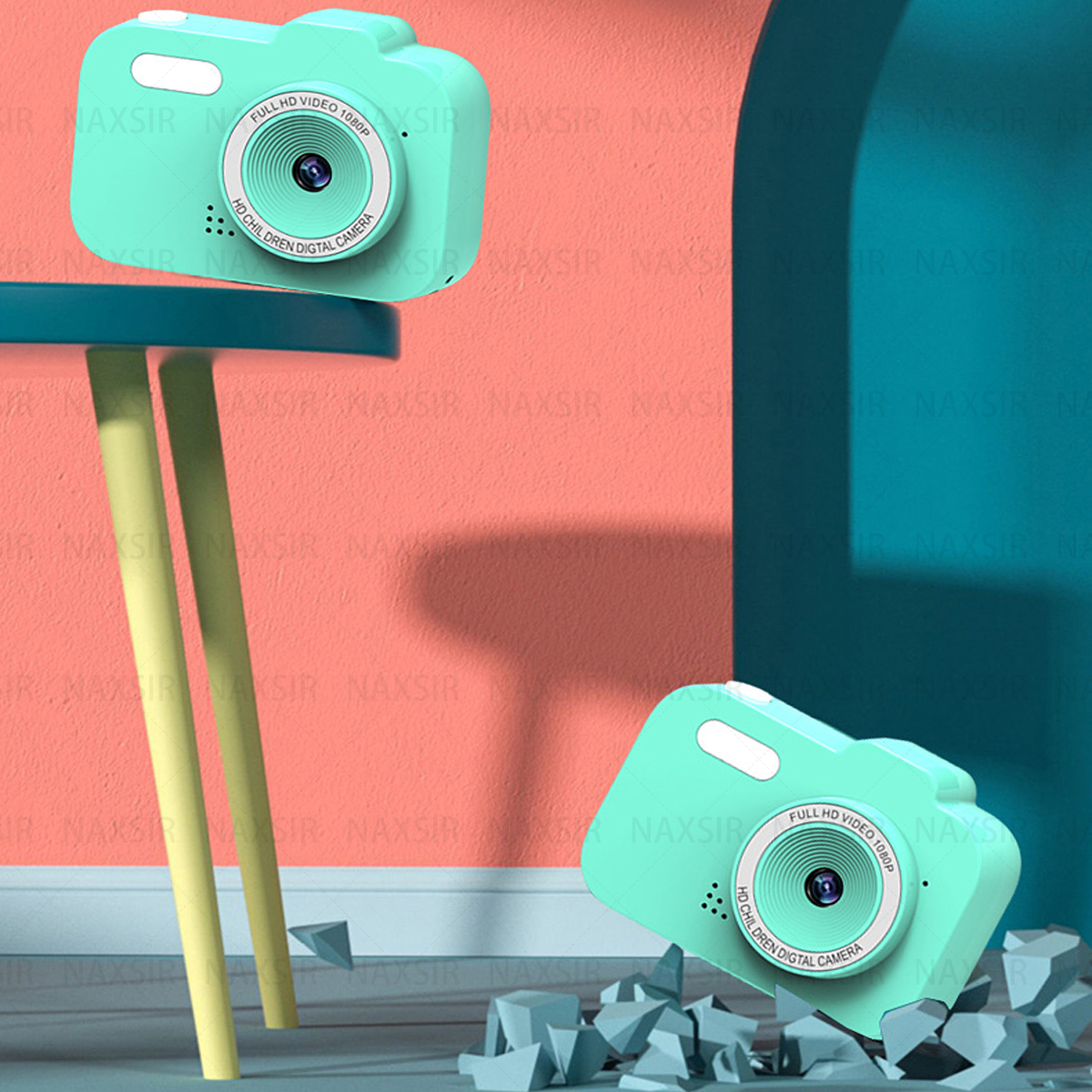 Due fotocamere turchesi per bambini con un tavolo e alcune macerie sullo sfondo.