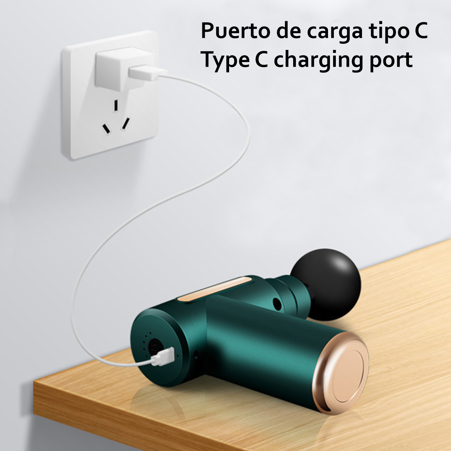 Una pistola de masaje verde azulado y dorado se está cargando con un cable blanco conectado a un enchufe.