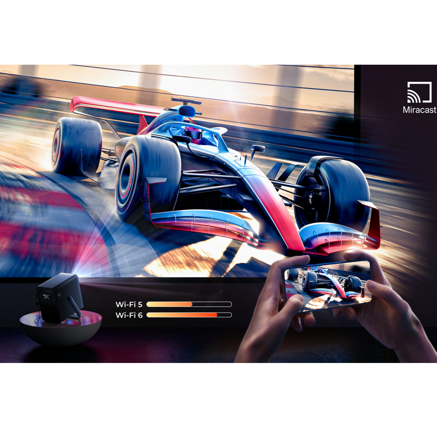 Ein Projektor streamt ein Rennwagen-Spiel auf einen großen Bildschirm. Ein Telefon zeigt das Spiel.