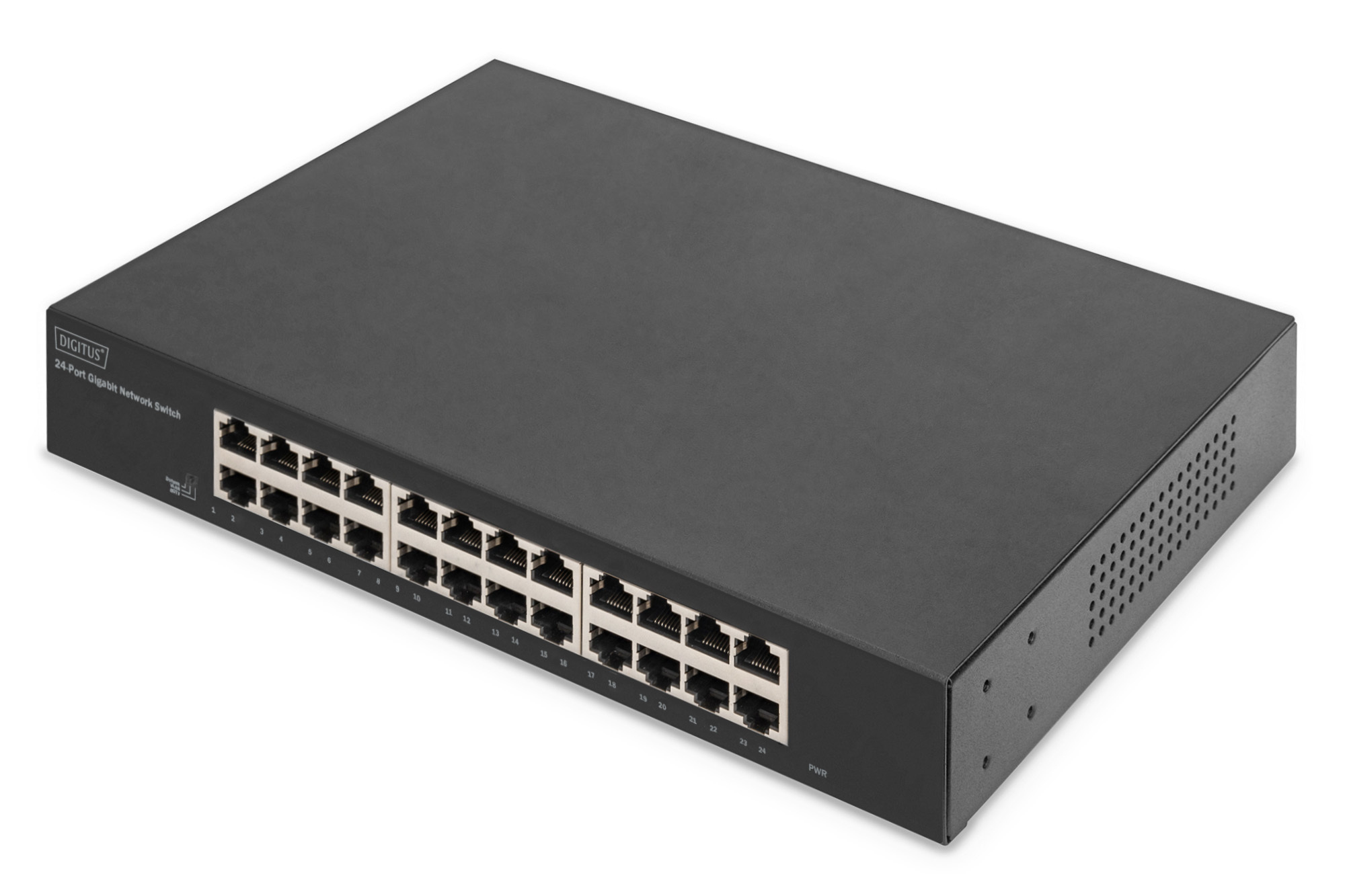Switch di rete nero con 24 porte. Porte etichettate sul davanti. Sfondo bianco.