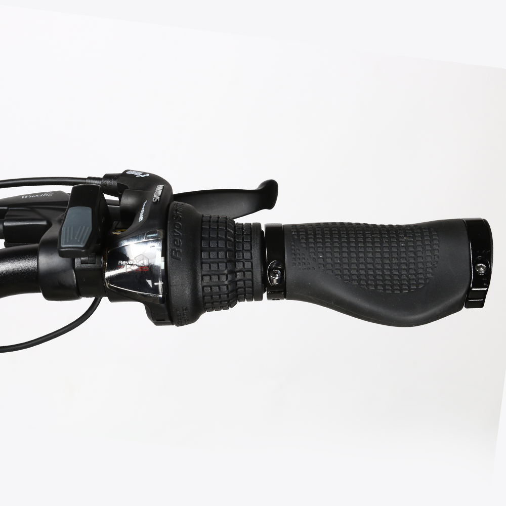 Zbliżenie kierownicy roweru. Czarne uchwyty, elementy sterujące i kable. Białe tło.