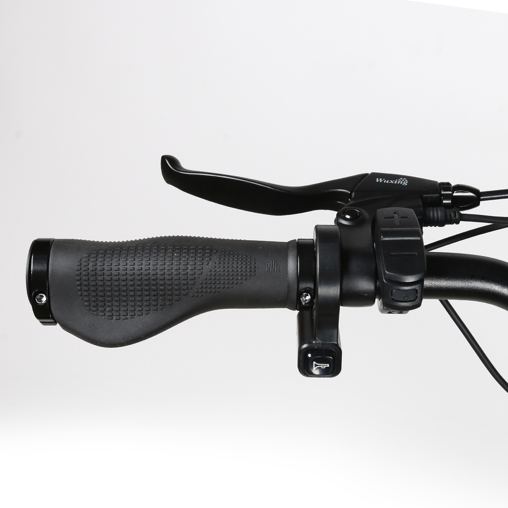 Zbliżenie kierownicy roweru. Czarne uchwyty, elementy sterujące i kable. Białe tło.