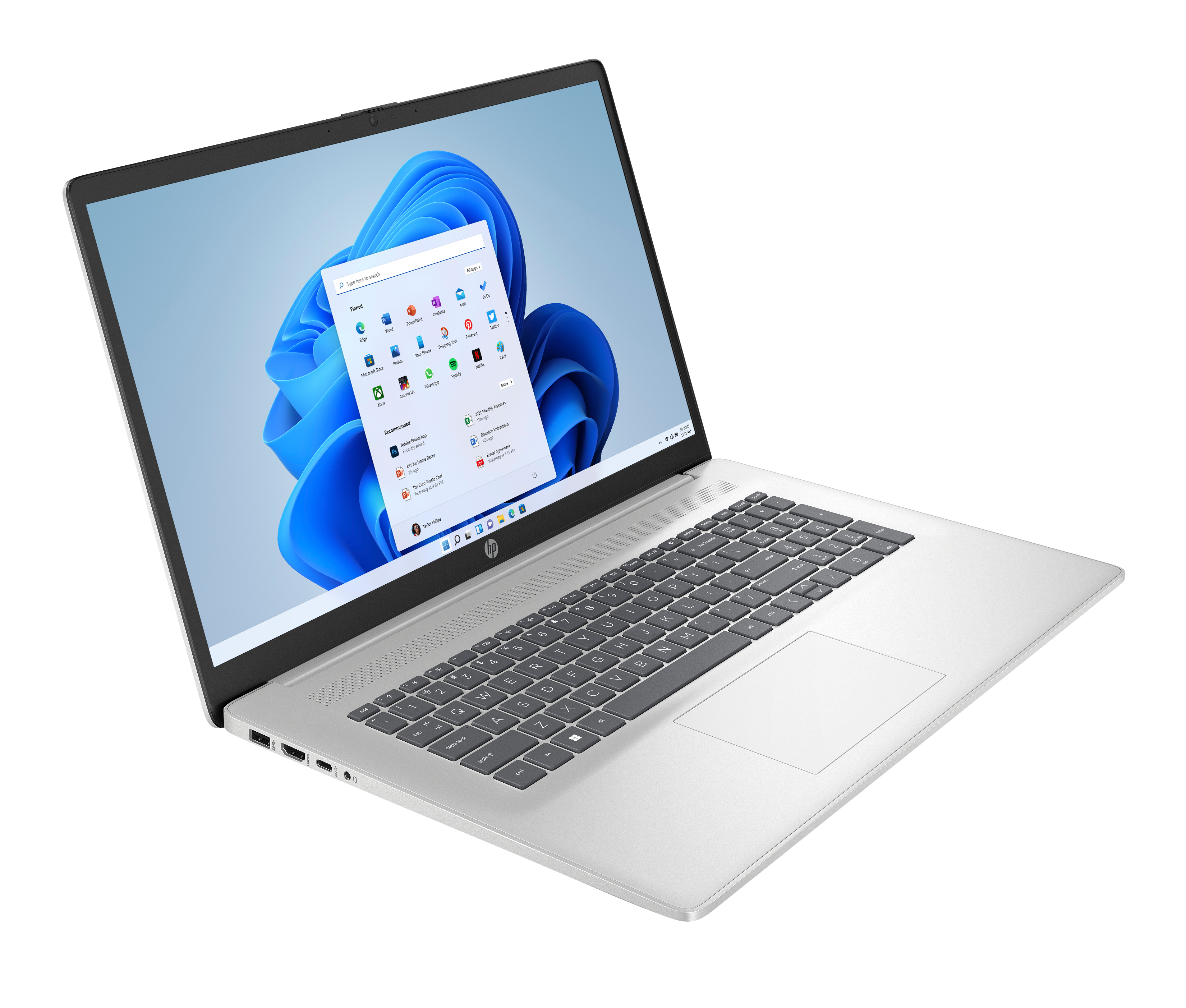 Laptop argentato su sfondo bianco. Interfaccia Windows 11 visibile sullo schermo.